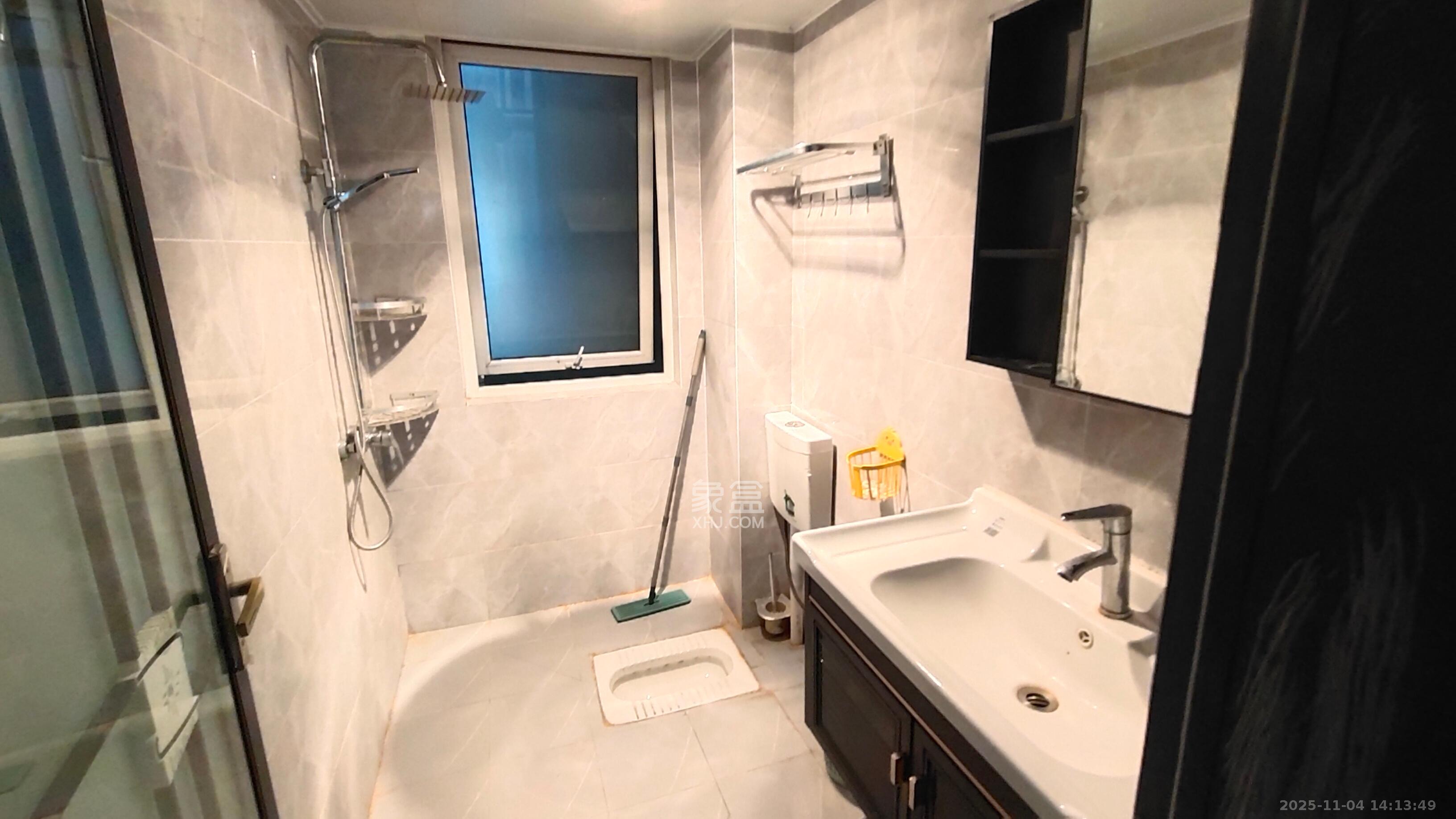 绿地之窗  3室2厅2卫    2500.0元/月室内图