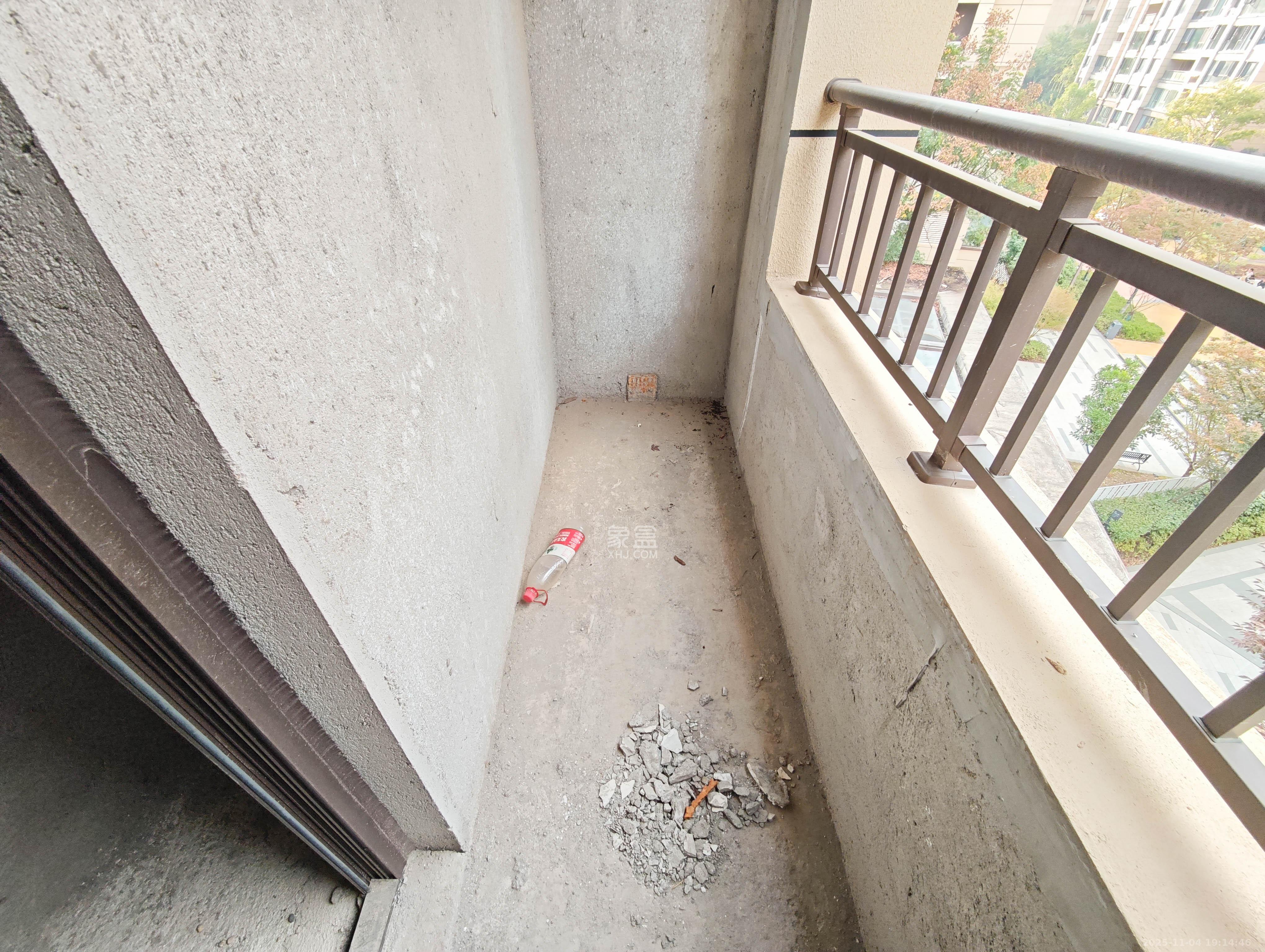 保利城（中航城国际社区、郡原美村）  4室2厅2卫    148.0万阳台