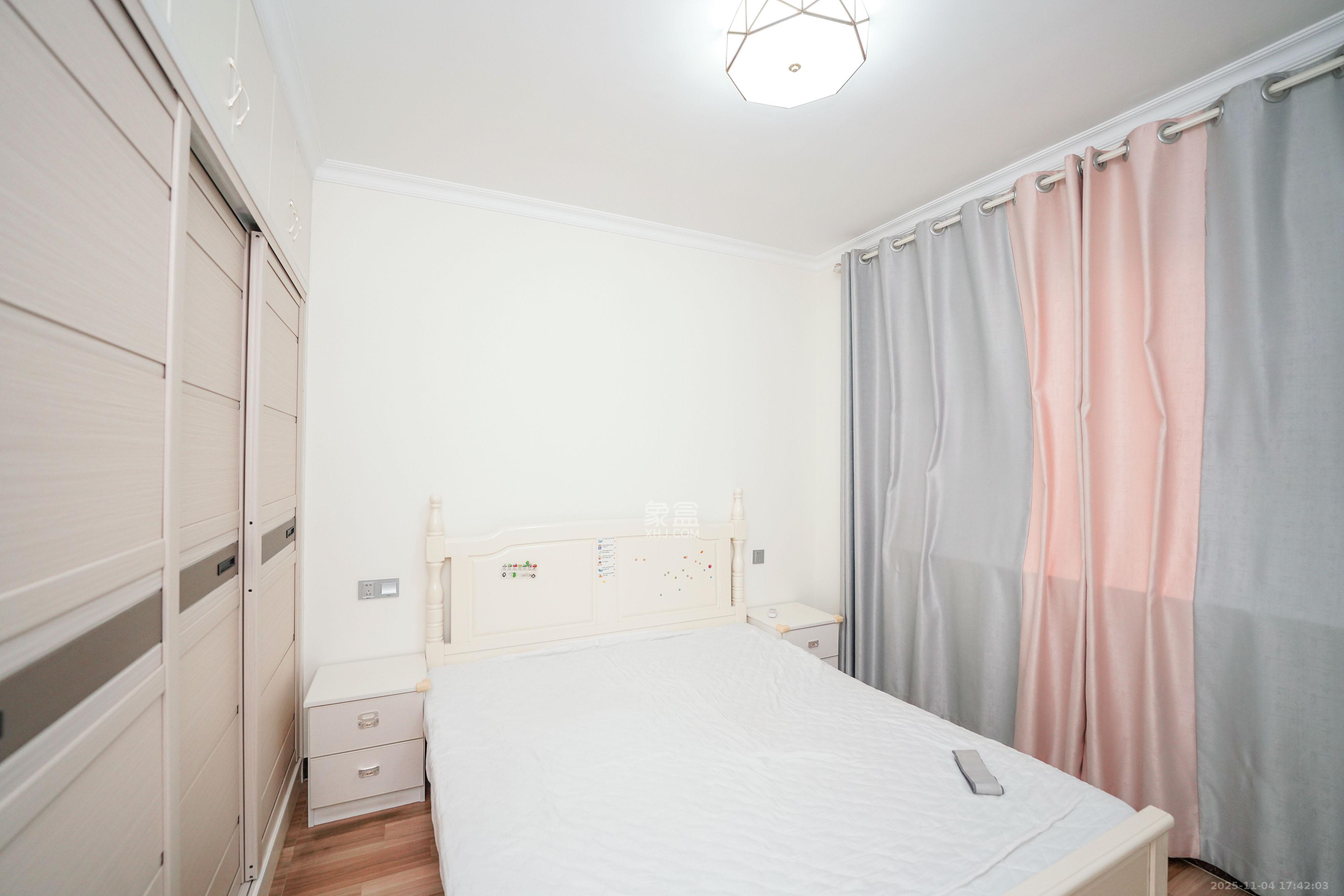 中南国际眼镜城（中伟商业中心）  3室2厅2卫    75.0万卧室