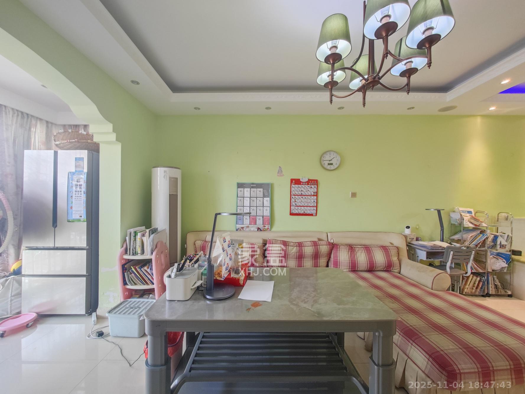 华银天际 3室2厅2卫 70.0万 华银天际 3室2厅2卫 70.0万客厅