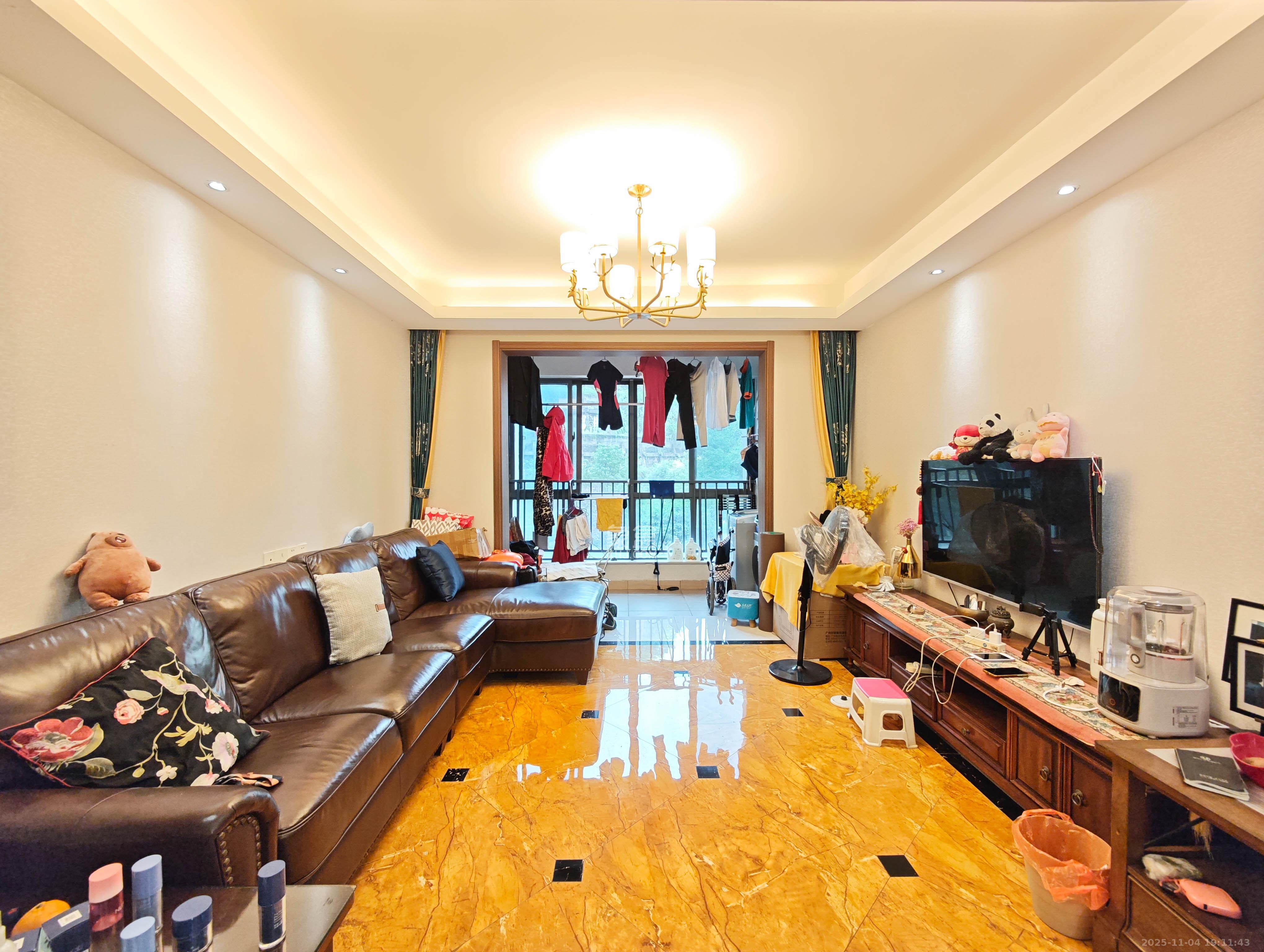 碧桂园南城首府(东宸林海) 4室2厅2卫 96.5万 碧桂园南城首府(东宸林海) 4室2厅2卫 96.5万客厅