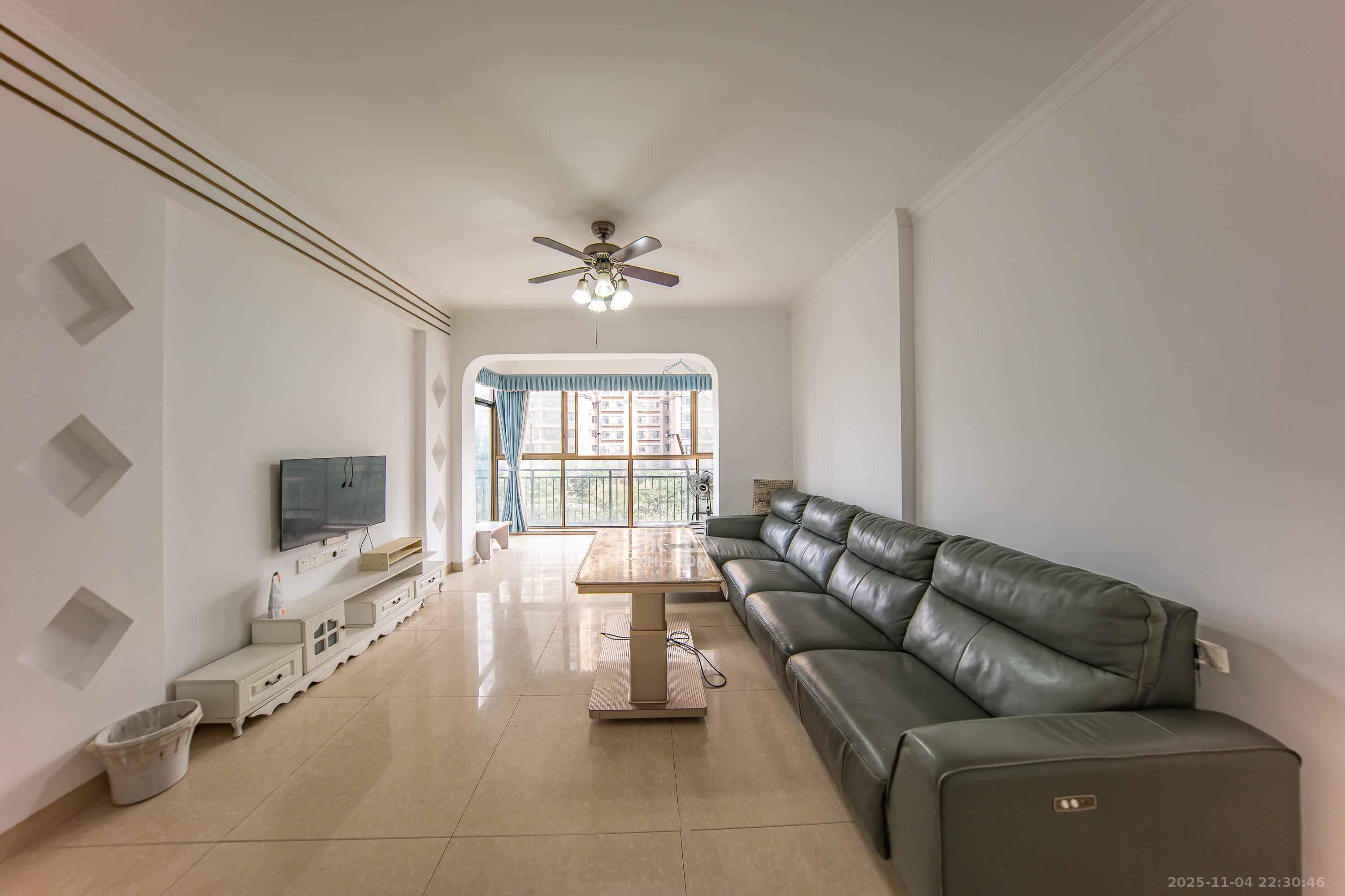 江山帝景哈佛  3室2厅2卫    106.0万客厅