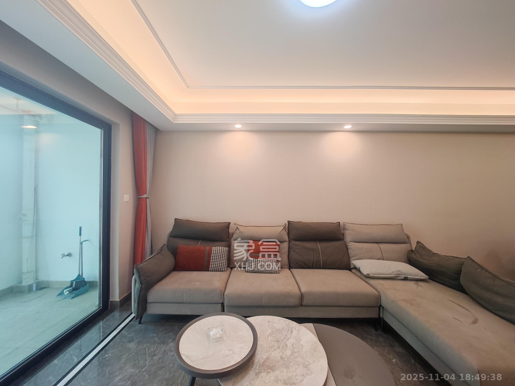 中海珑悦府 4室2厅2卫 120.0万 中海珑悦府 4室2厅2卫 120.0万客厅