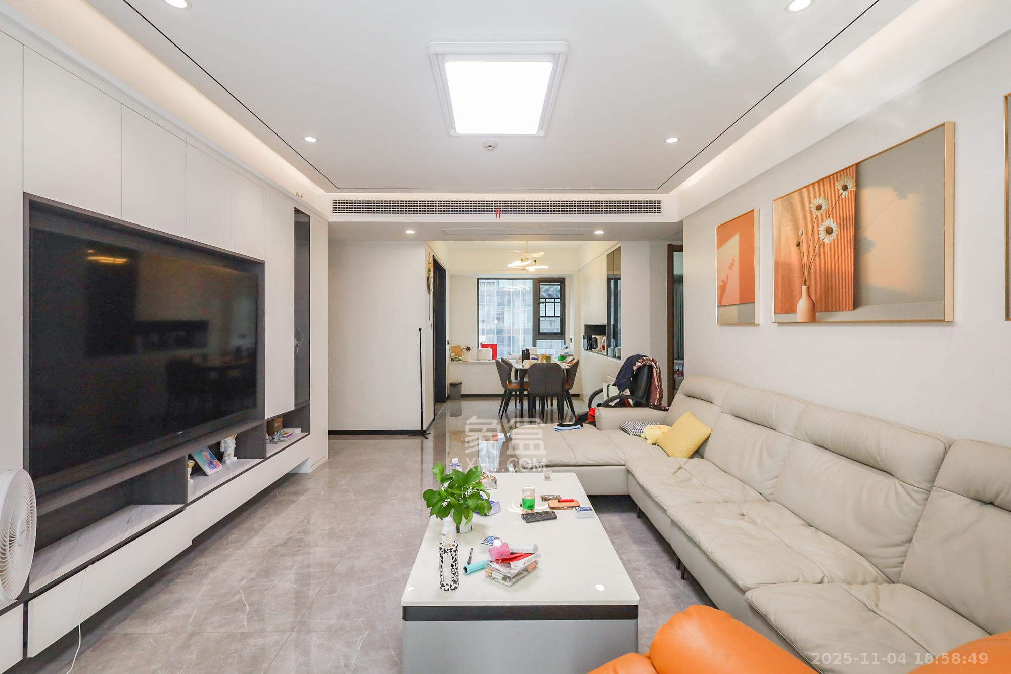 卓越中寰 4室2厅2卫 248.0万 卓越中寰 4室2厅2卫 248.0万客厅