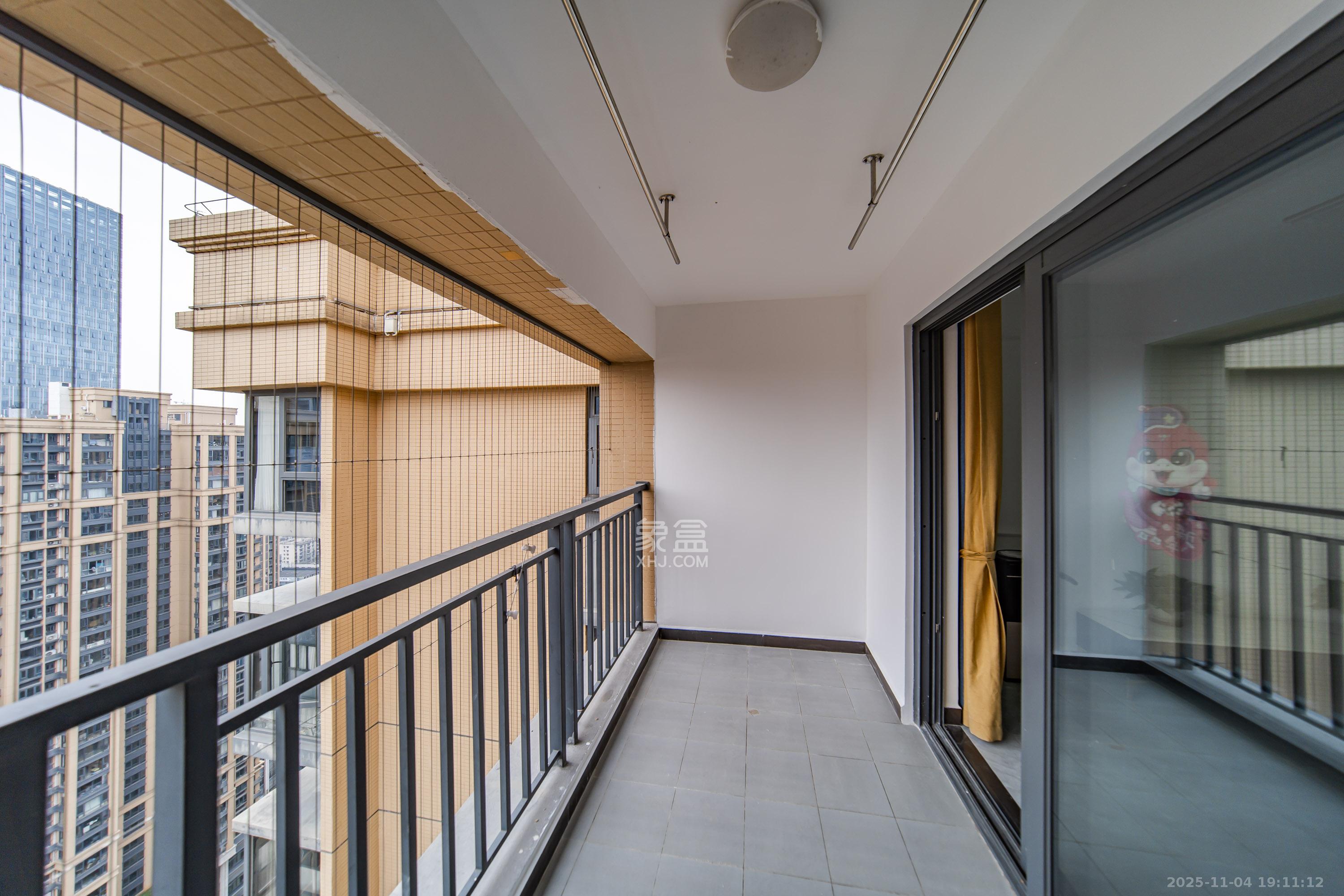 天健城  4室2厅2卫    210.0万阳台