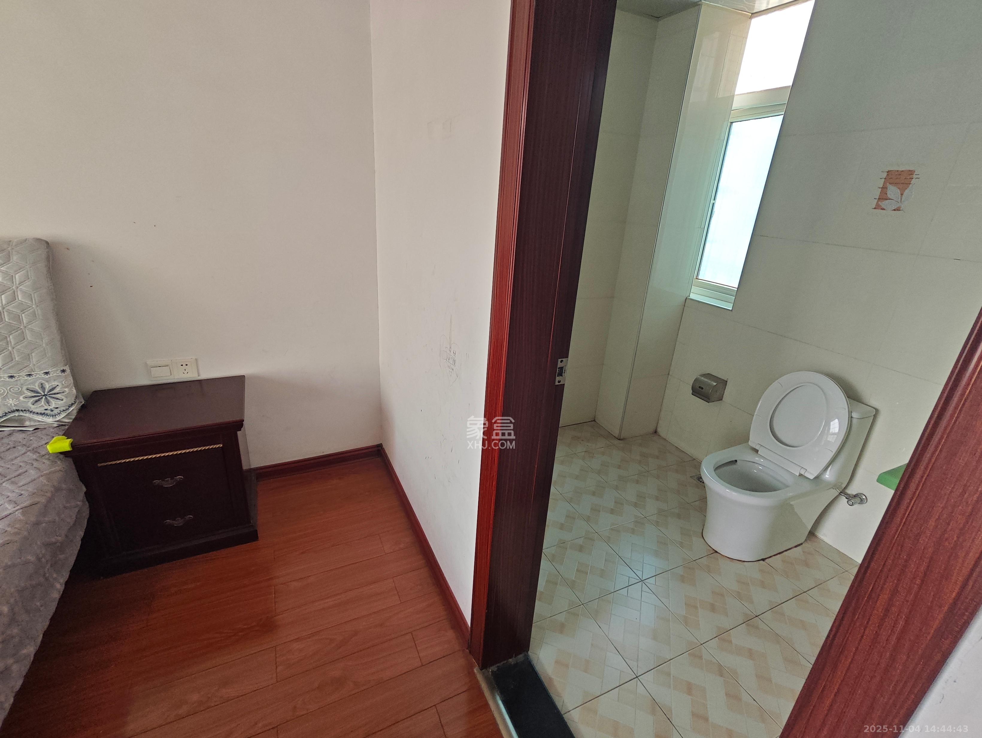 黎郡新宇康景园  3室2厅2卫    2400.0元/月室内图