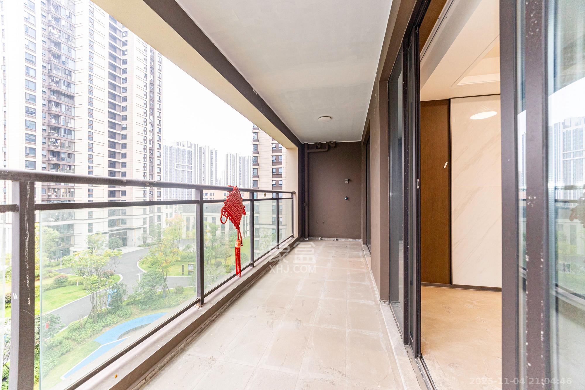 荣盛锦绣学府  3室2厅2卫    110.0万阳台