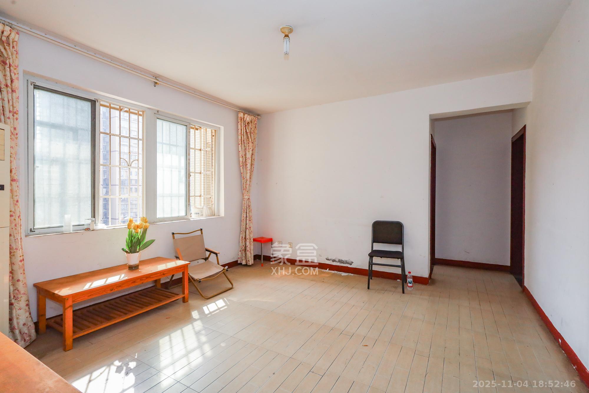 谷山庭院一期 3室2厅1卫 49.8万 谷山庭院一期 3室2厅1卫 49.8万客厅