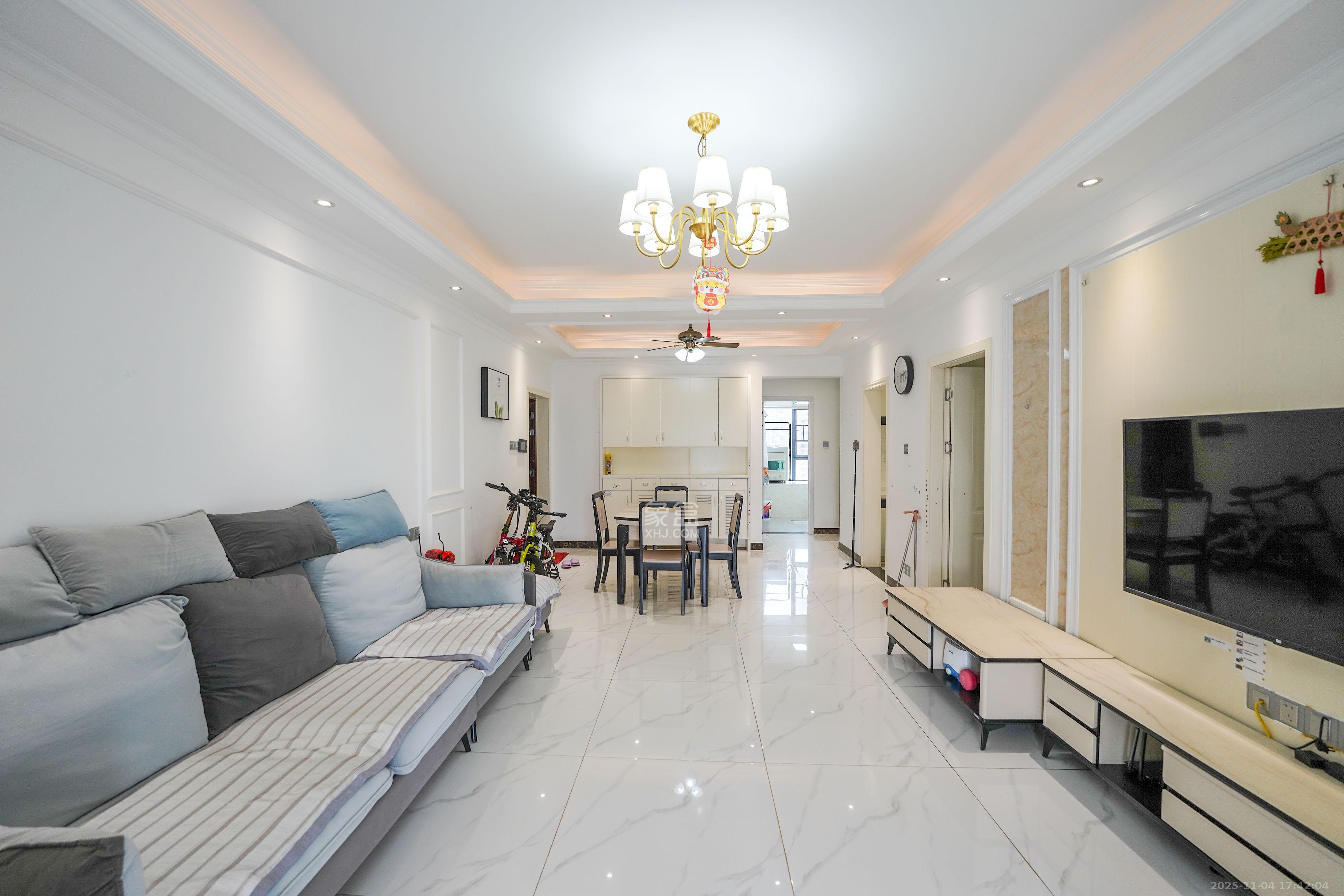 中南国际眼镜城（中伟商业中心）  3室2厅2卫    75.0万客厅