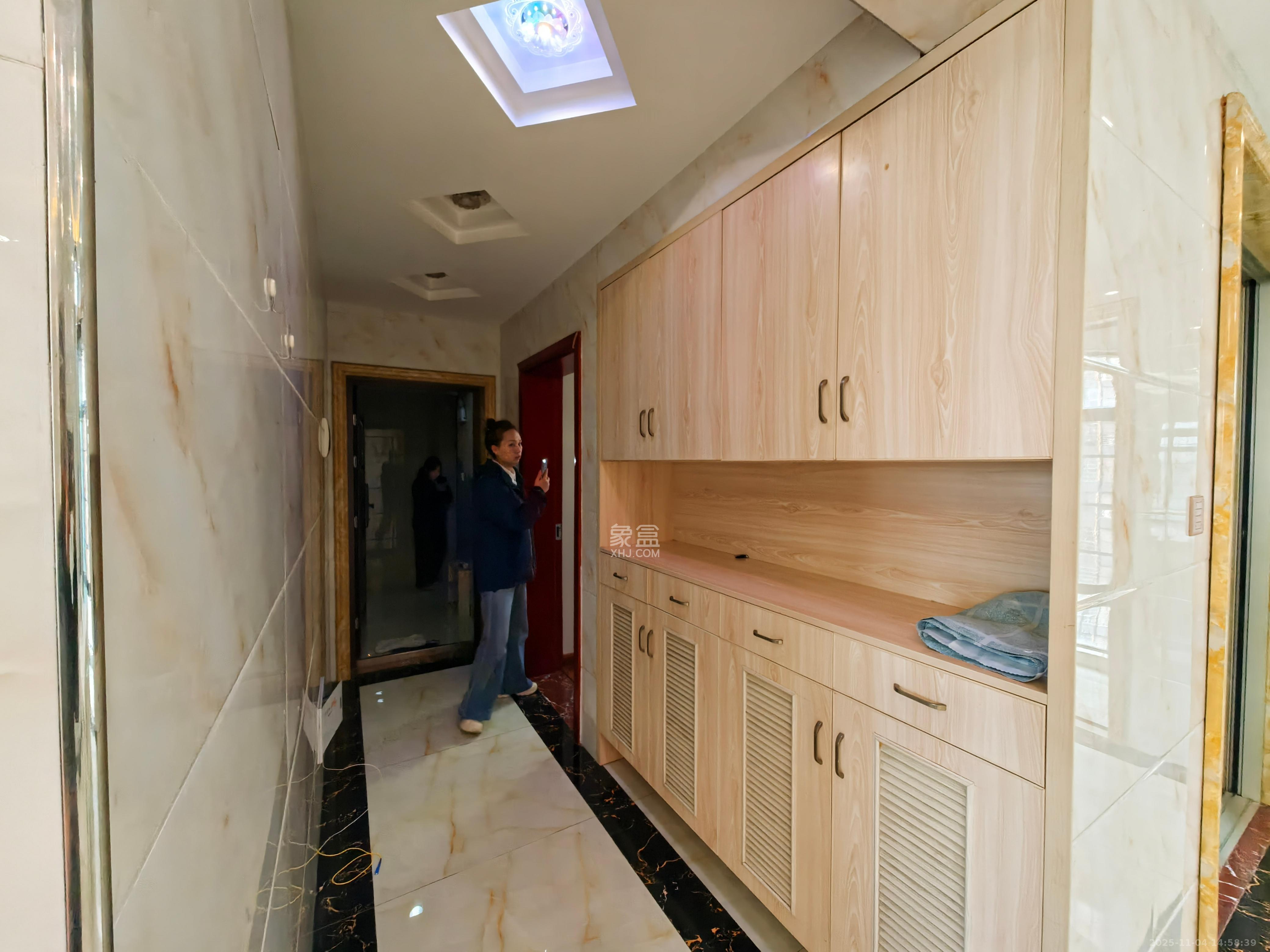 海伦春天  3室2厅2卫    2300.0元/月室内图