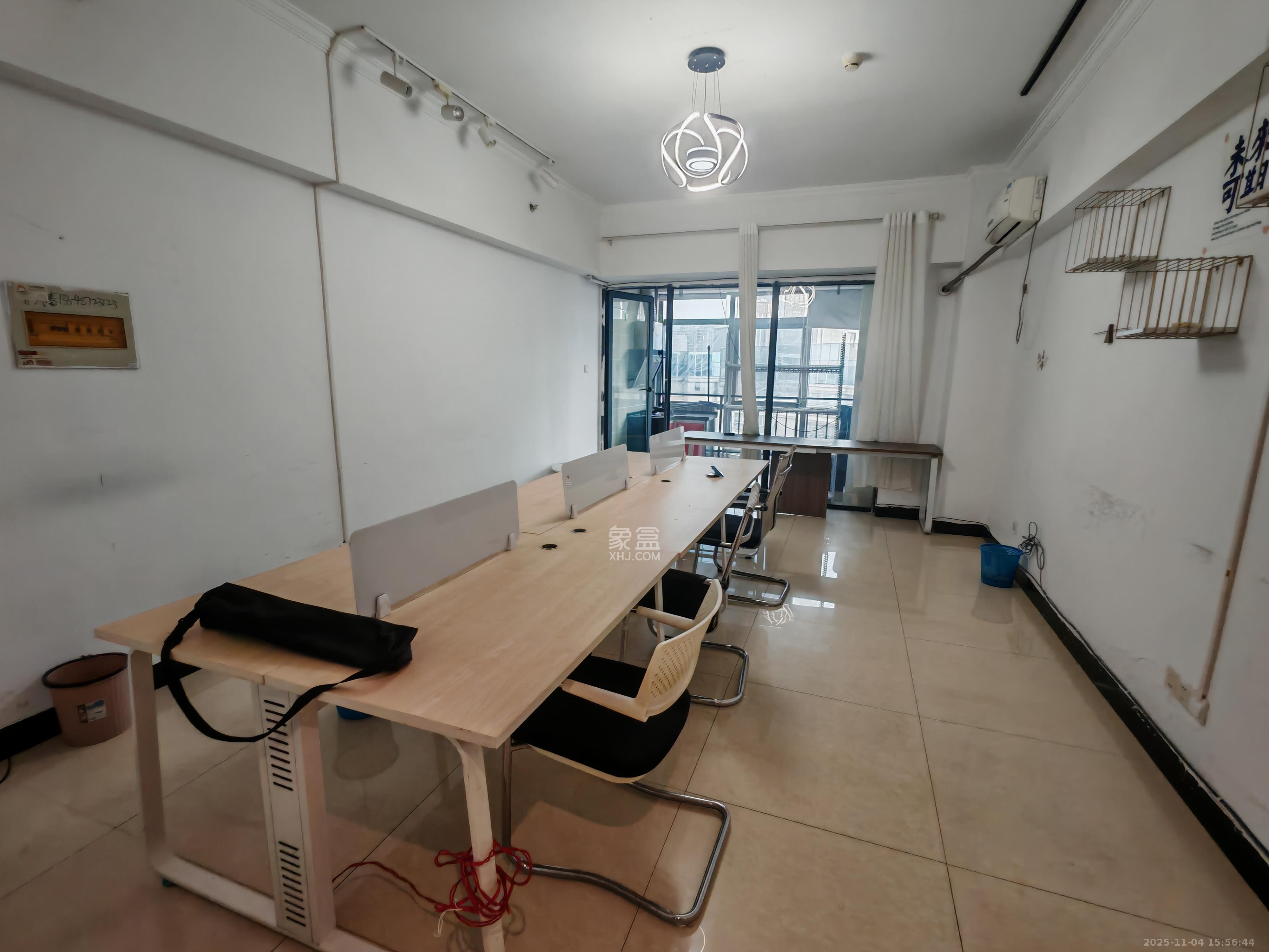 奥克斯广场  1室1厅1卫    1600.0元/月室内图