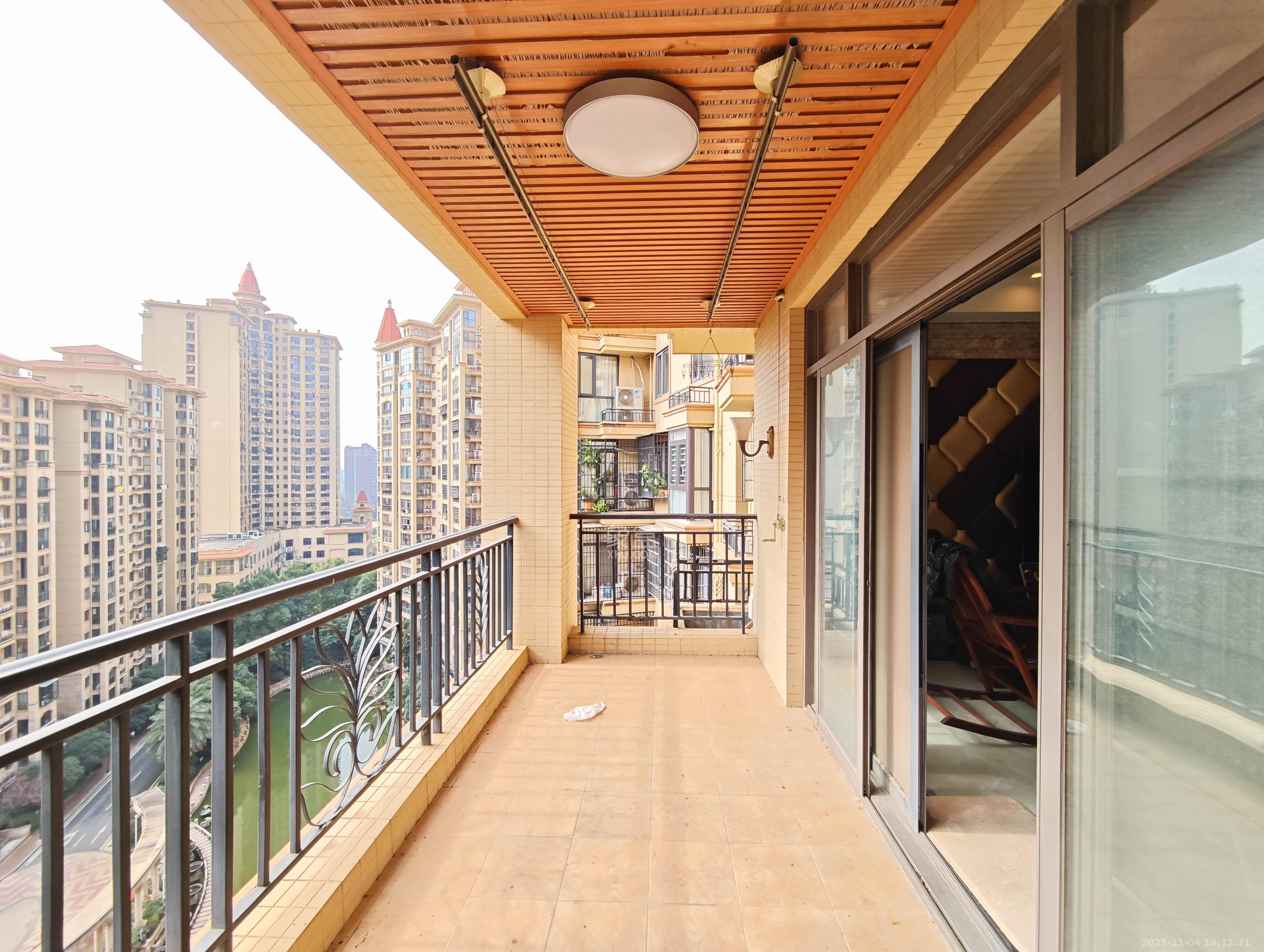 宏聚地中海 4室2厅2卫 158.0万 宏聚地中海 4室2厅2卫 158.0万阳台