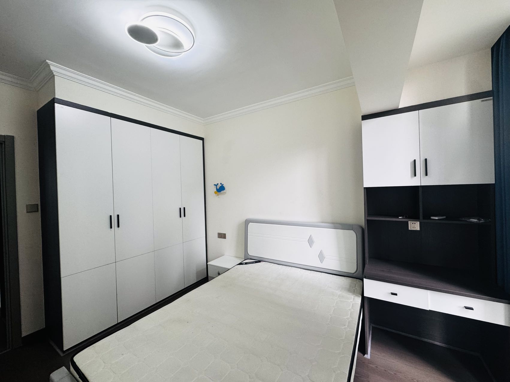 领御一方中心  3室2厅2卫    2200.0元/月