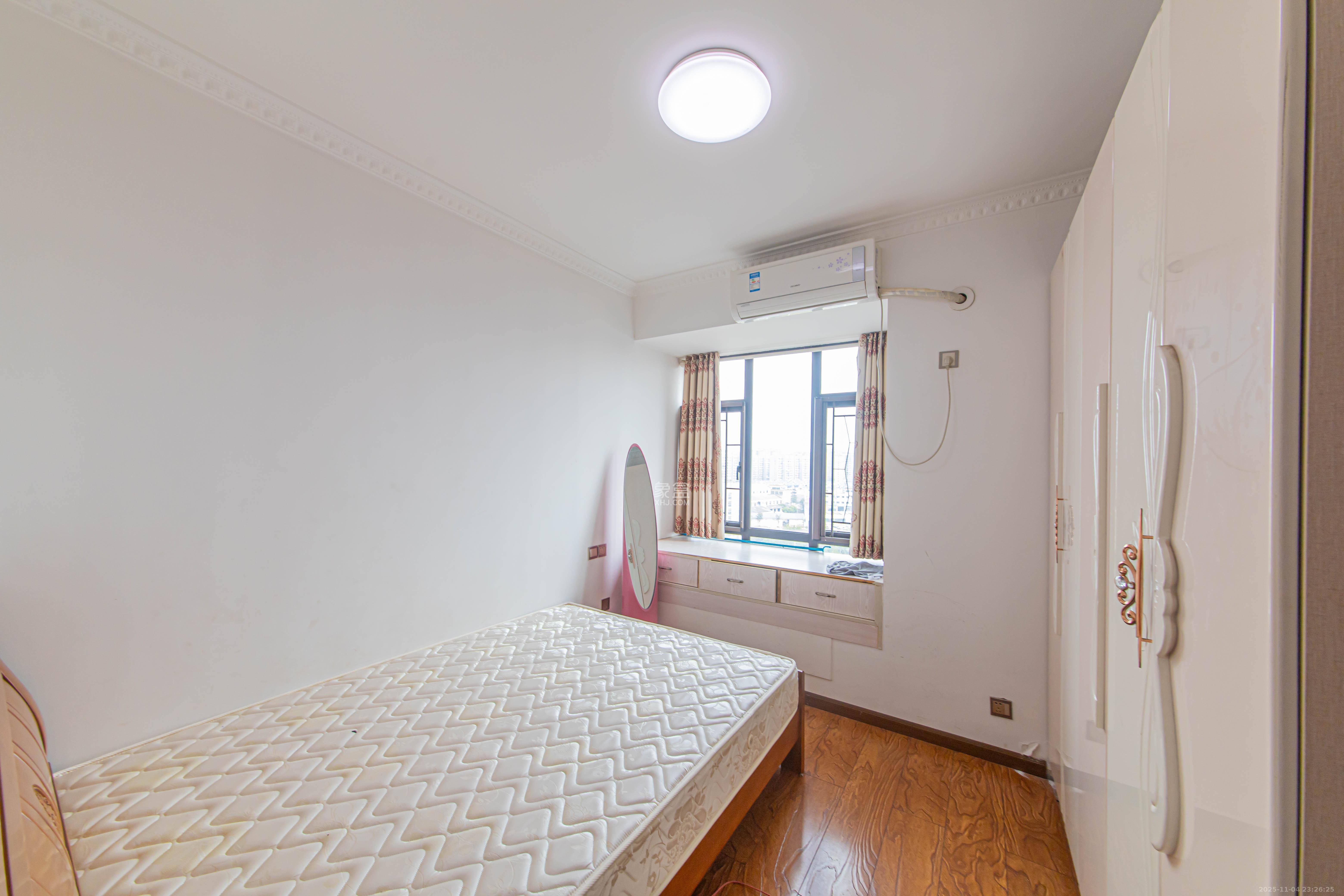 兴汝金城  3室2厅2卫    158.0万卧室