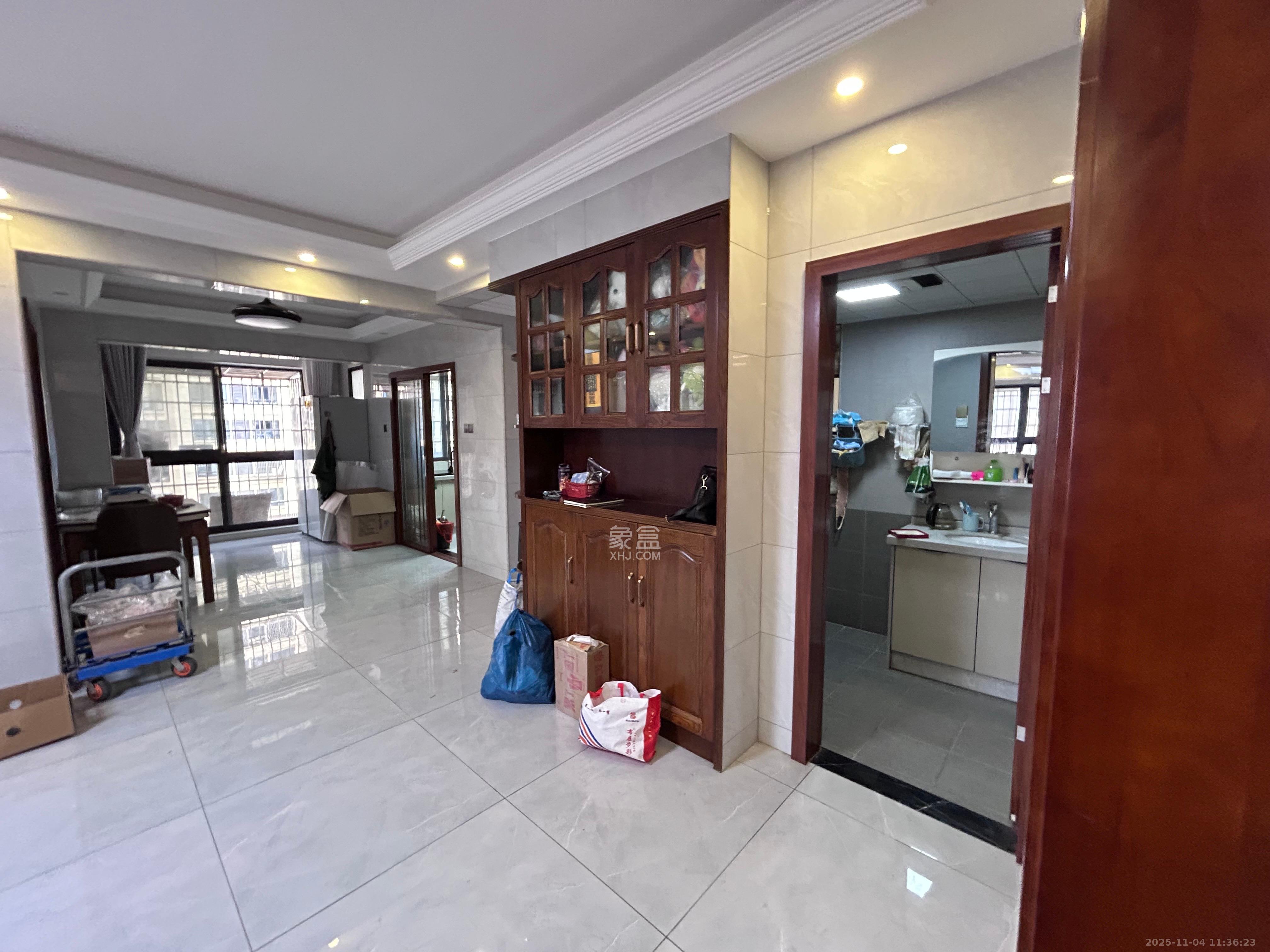 星城春晓  3室2厅2卫    2400.0元/月室内图