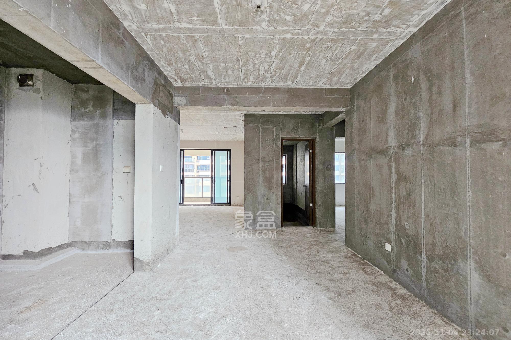 长房东旭国际  4室2厅2卫    145.0万客厅