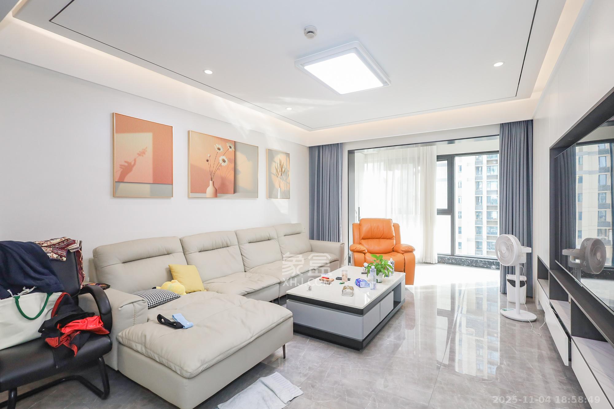 卓越中寰 4室2厅2卫 248.0万 卓越中寰 4室2厅2卫 248.0万客厅