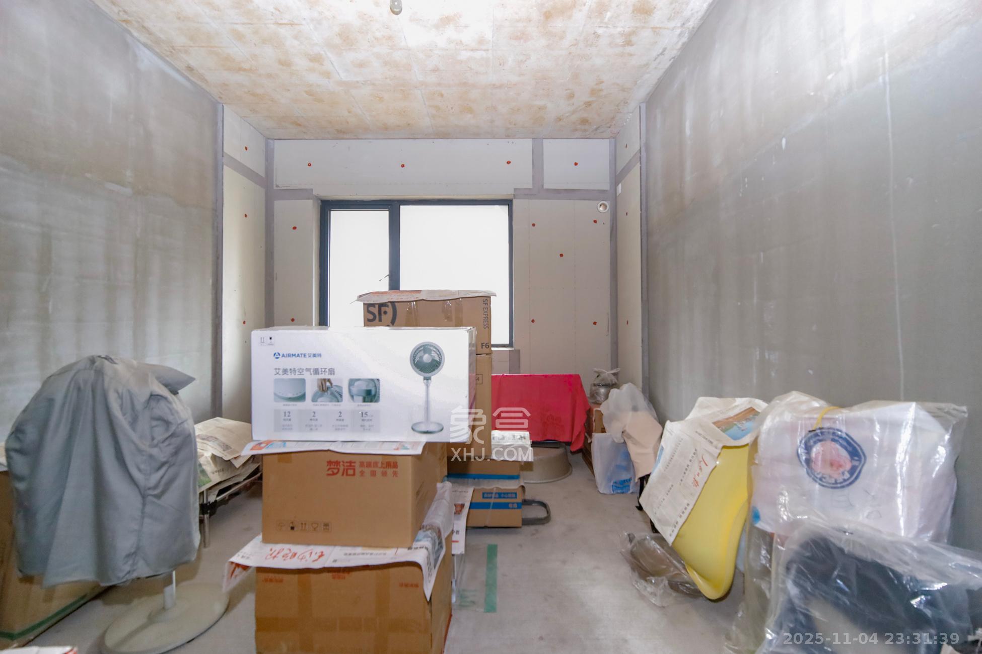 华润翡翠府  5室2厅2卫    248.0万卧室