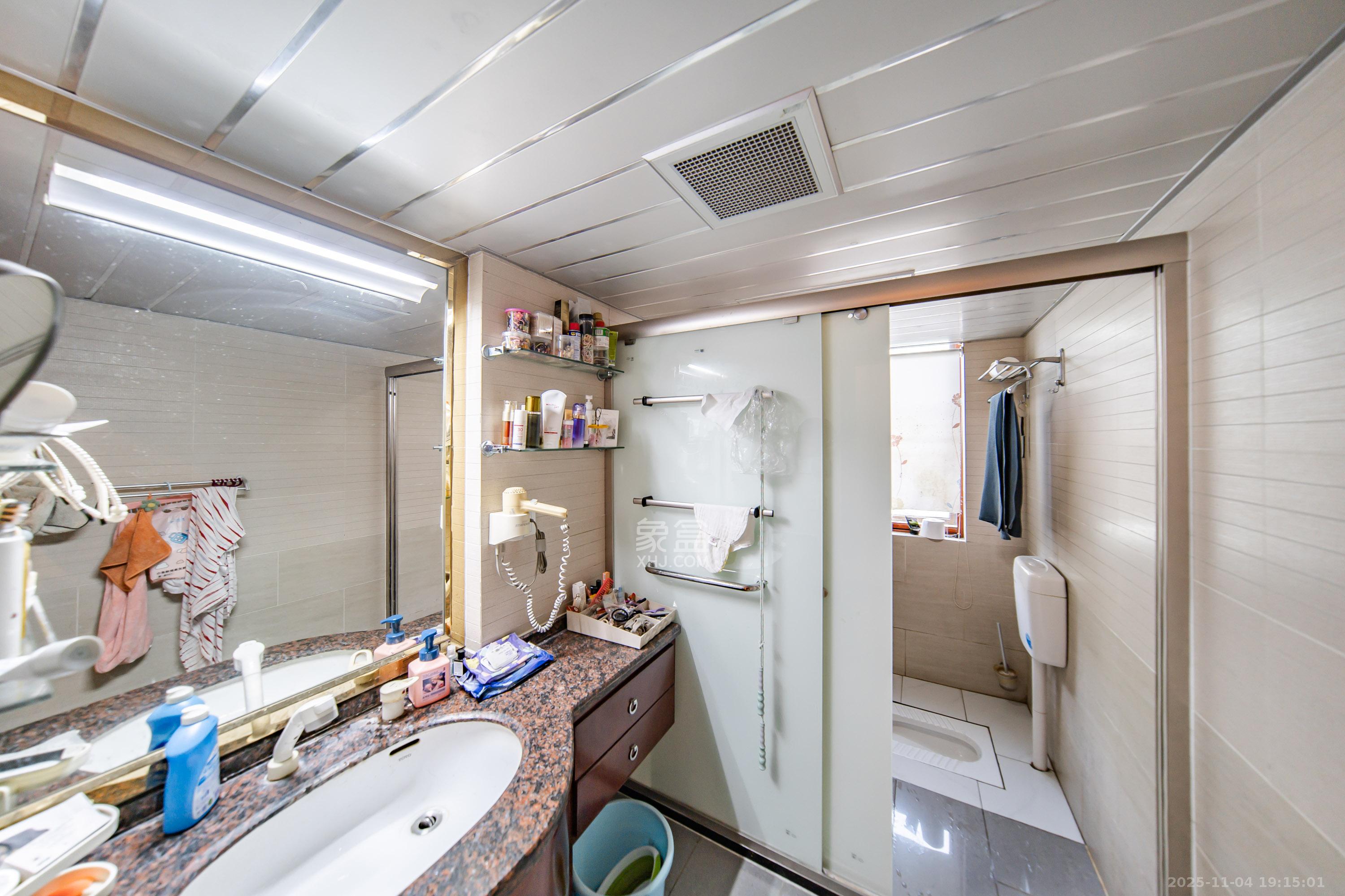 华盛新外滩  4室2厅1卫    230.0万卫生间