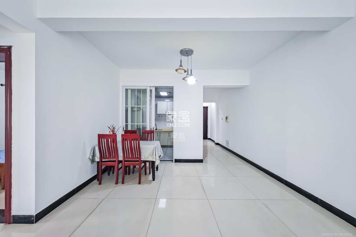 融科东南海 3室2厅1卫 88.0万 融科东南海 3室2厅1卫 88.0万客厅