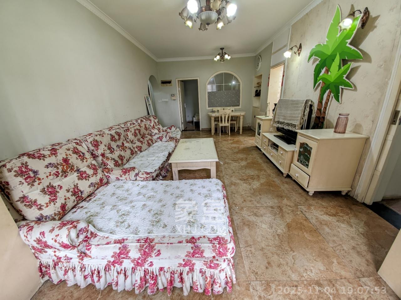 汇都公寓  3室1厅1卫    2400.0元/月