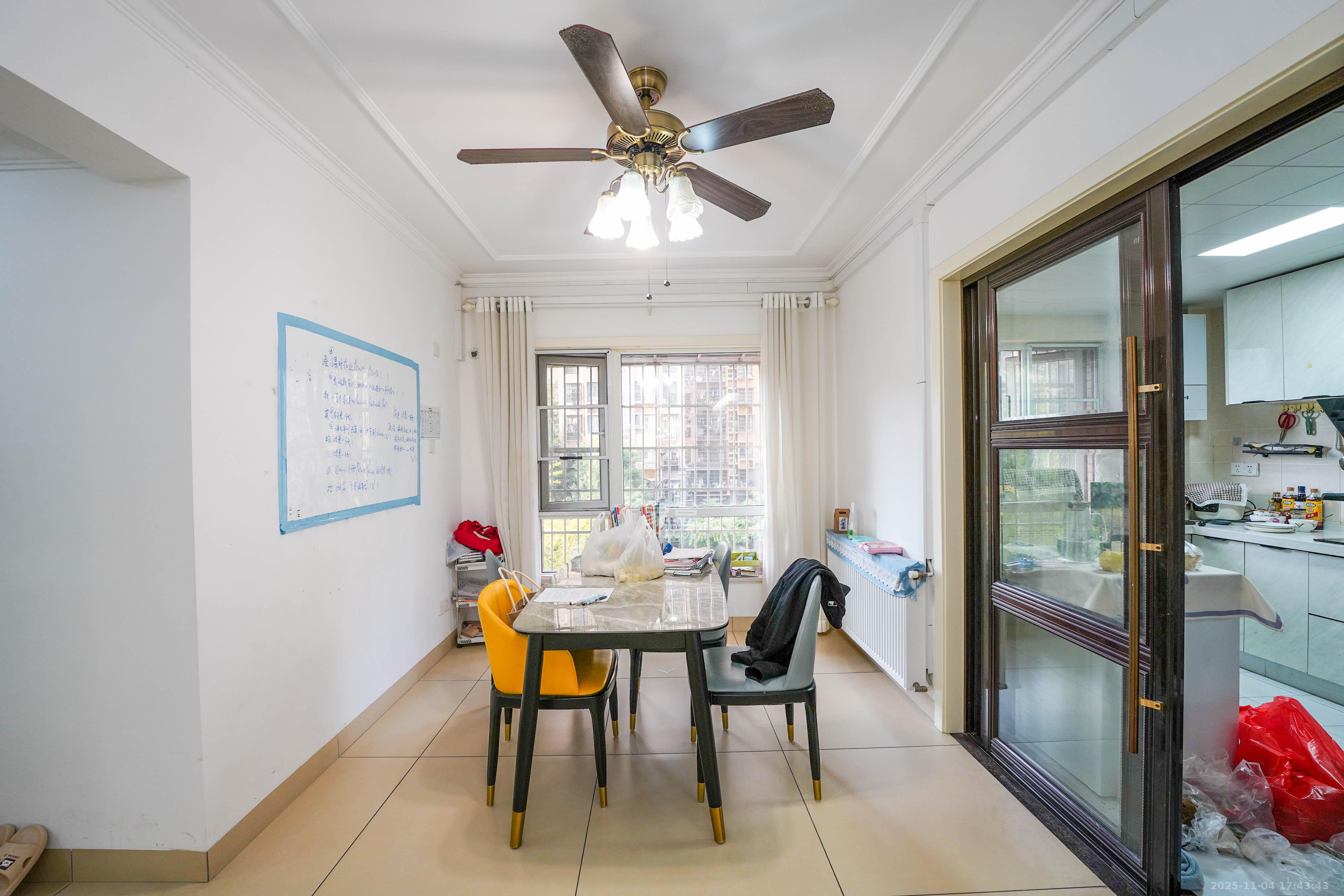 嘉华城(一期) 4室2厅2卫 126.0万 嘉华城(一期) 4室2厅2卫 126.0万客厅