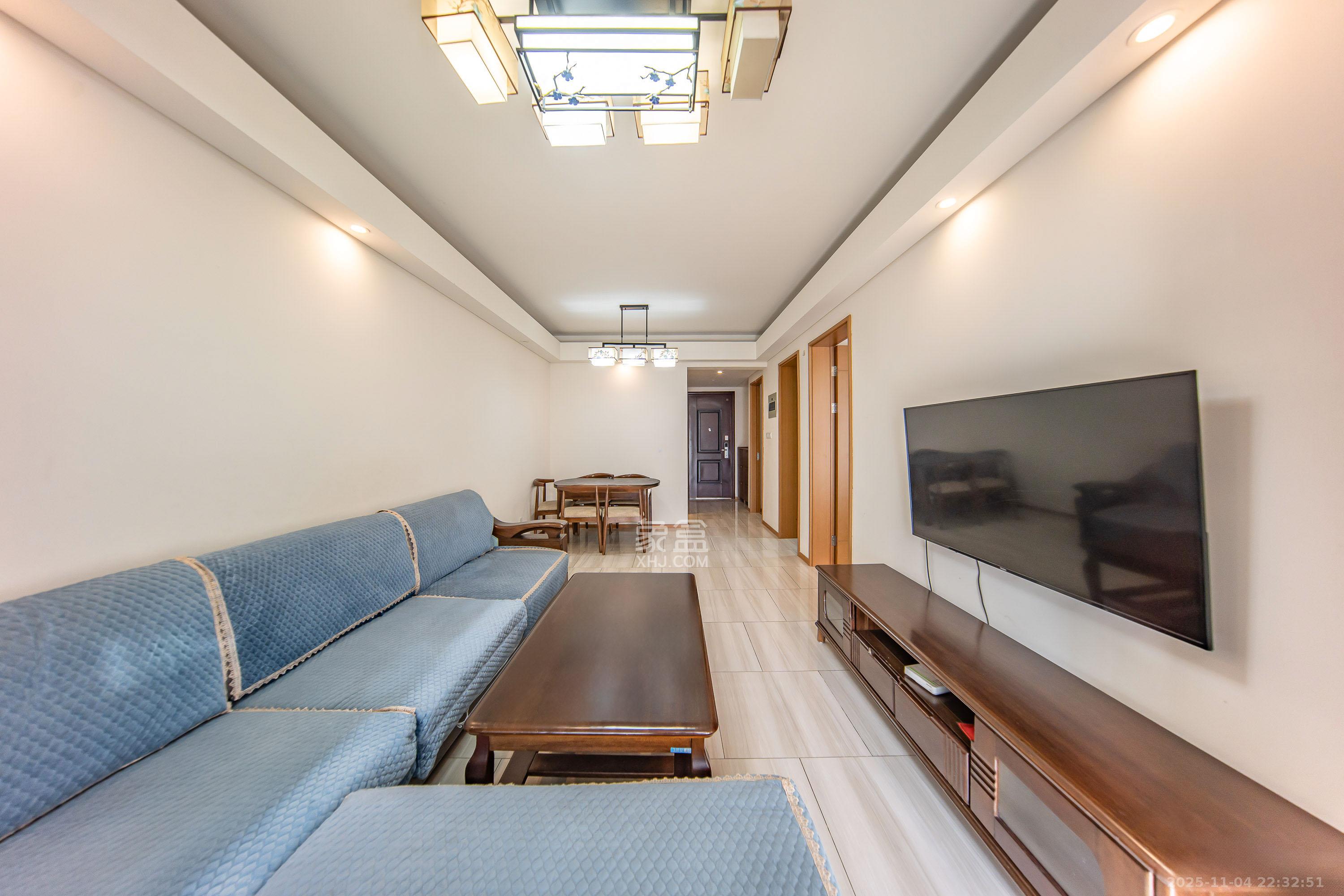 阳光100一期、四五期 2室2厅1卫 85.0万 阳光100一期、四五期 2室2厅1卫 85.0万客厅