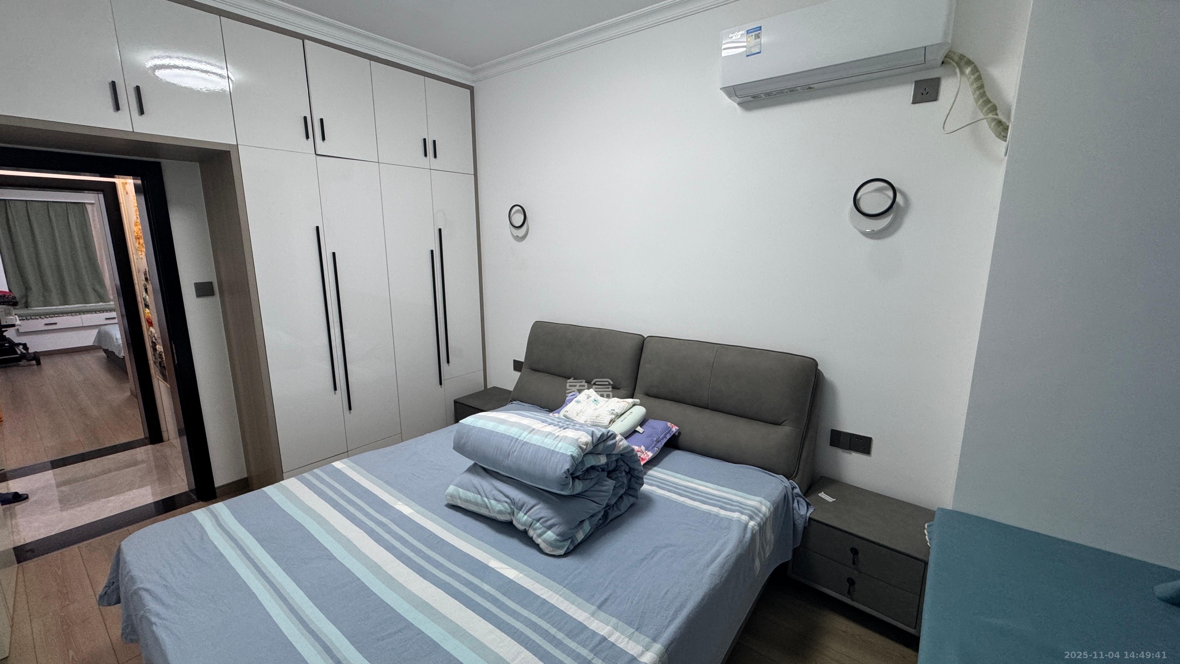 百合御都  3室2厅2卫    65.8万客厅