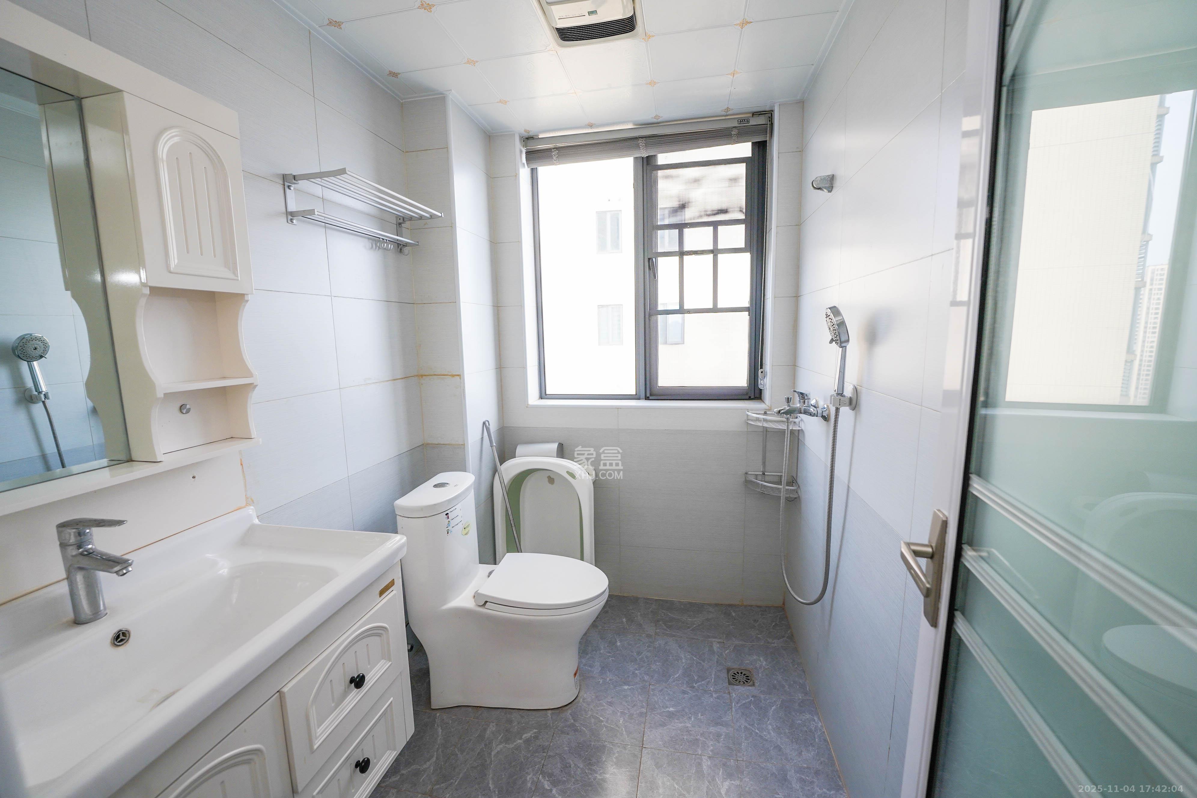 中南国际眼镜城（中伟商业中心）  3室2厅2卫    75.0万卫生间