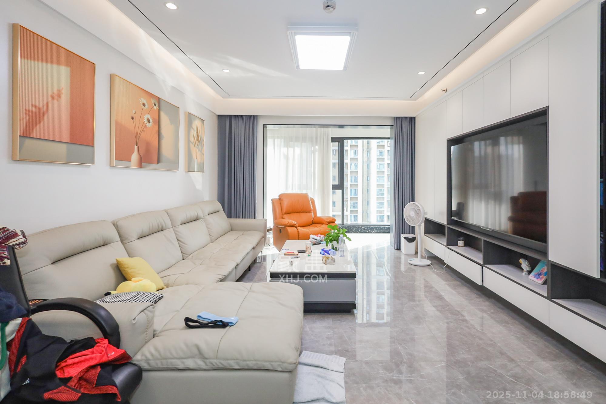 卓越中寰 4室2厅2卫 248.0万 卓越中寰 4室2厅2卫 248.0万客厅