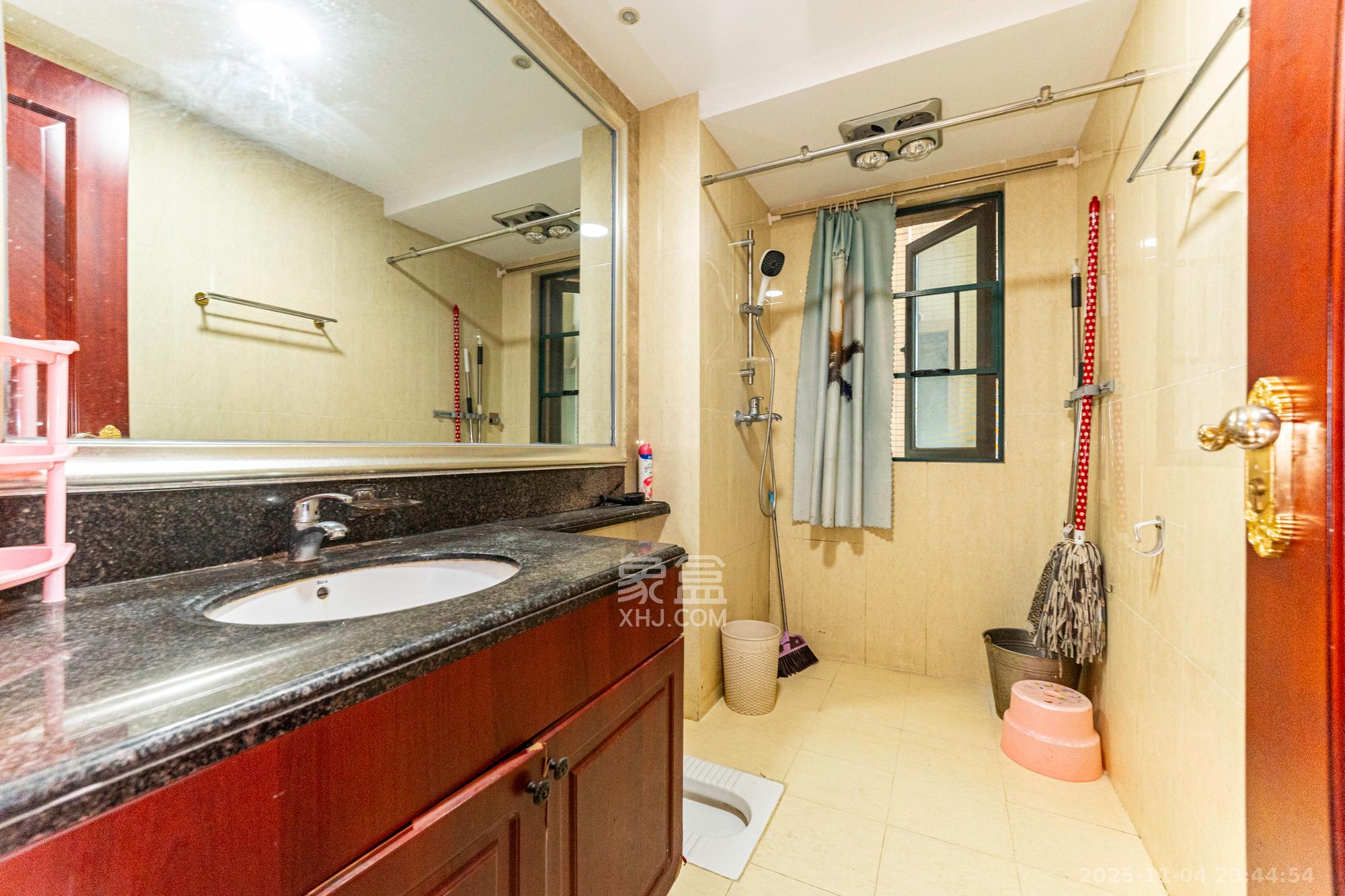 恒大翡翠华庭 3室2厅2卫 94.0万 恒大翡翠华庭 3室2厅2卫 94.0万卫生间