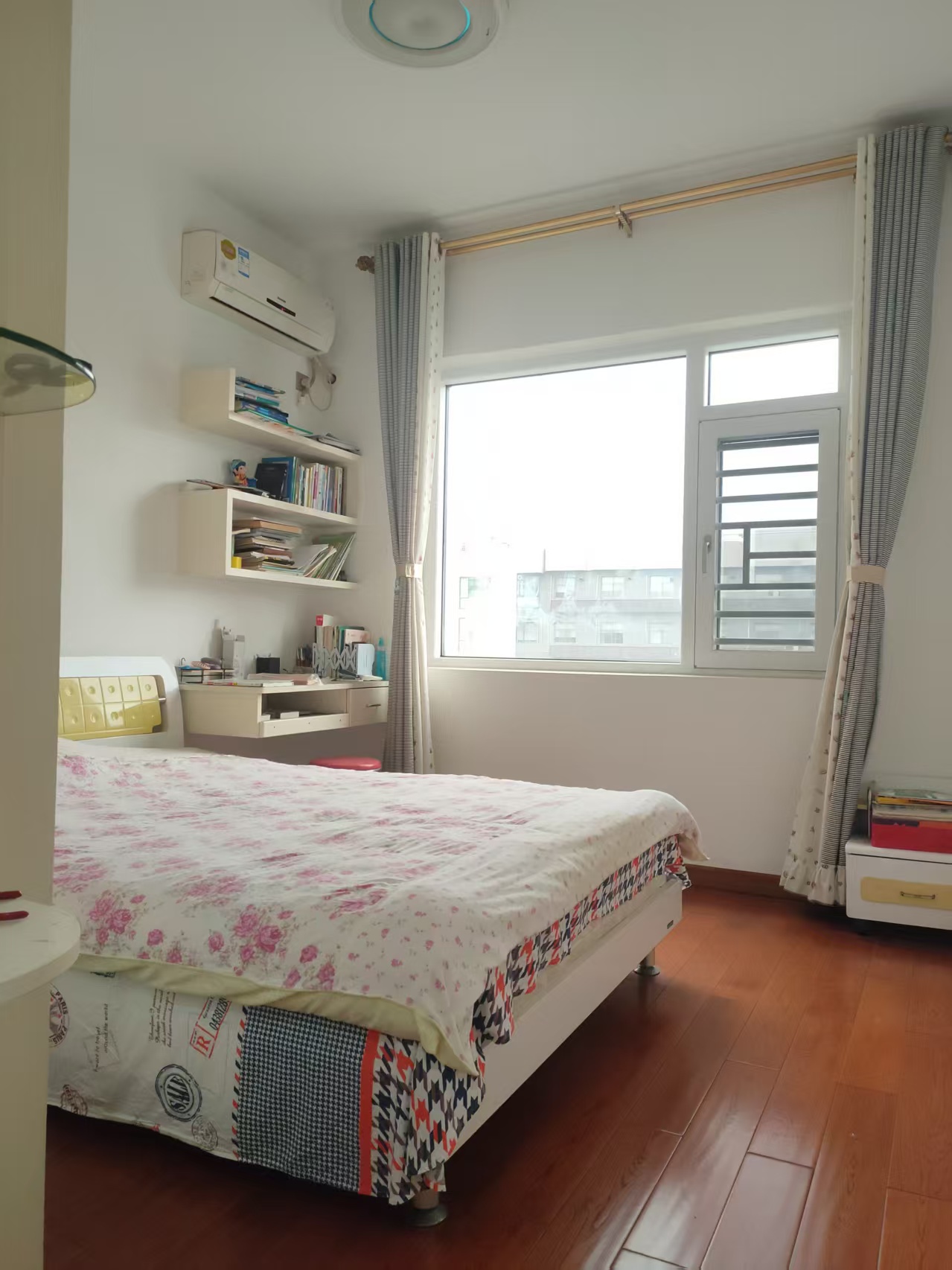 三中教师村  6室2厅3卫    95.8万客厅