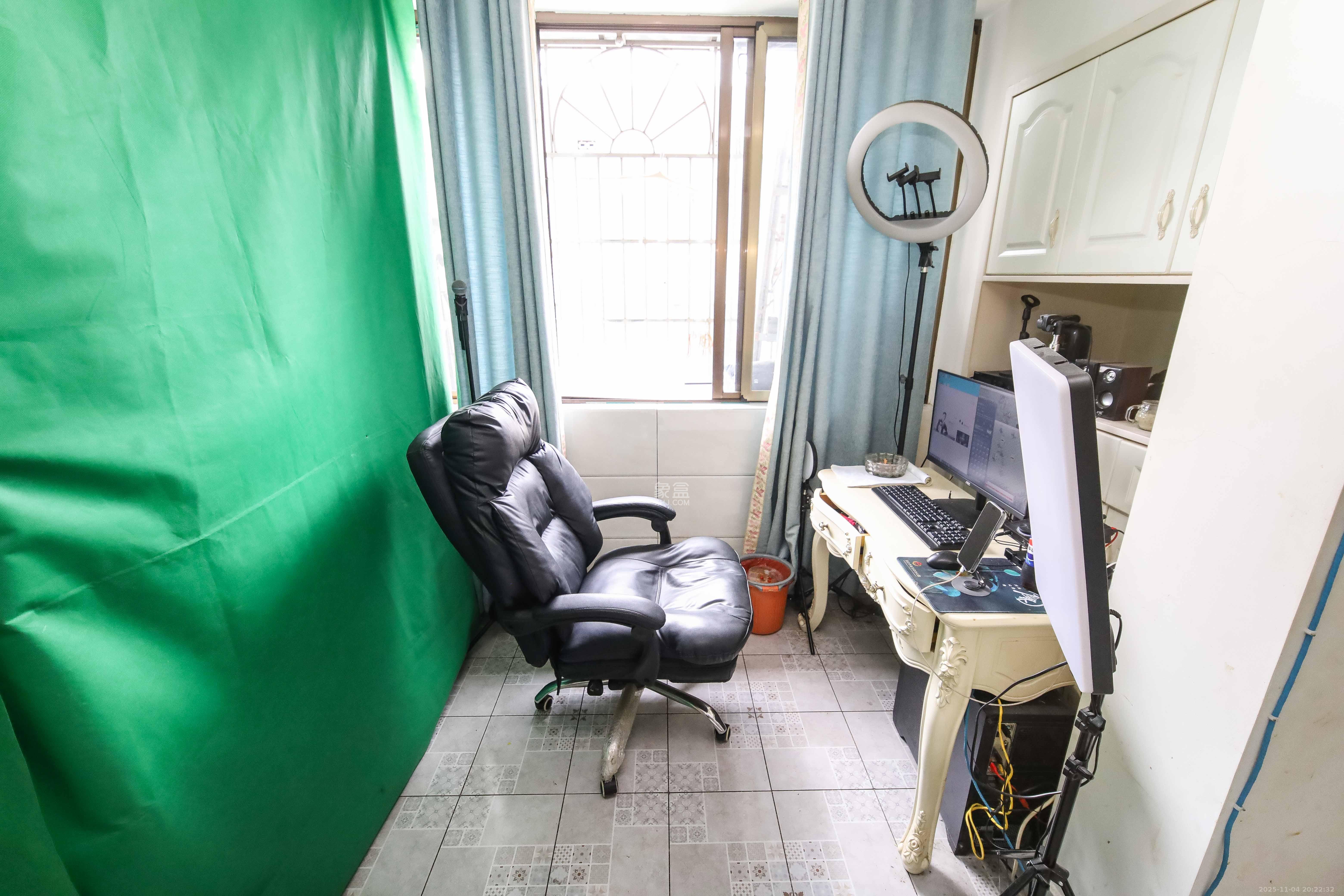 荷花园出租公司宿舍 3室1厅1卫 65.0万 荷花园出租公司宿舍 3室1厅1卫 65.0万阳台