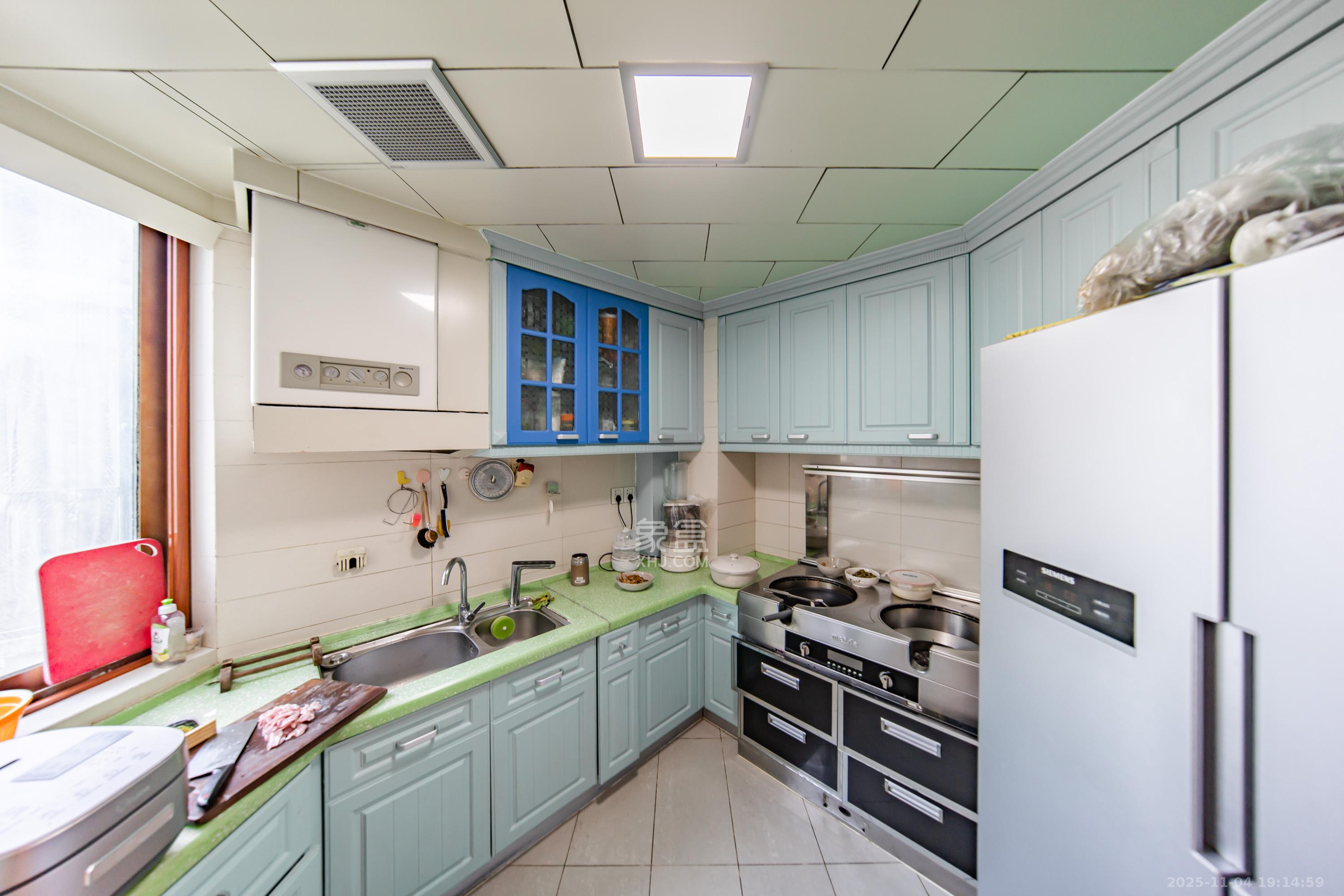 华盛新外滩  4室2厅1卫    230.0万厨房