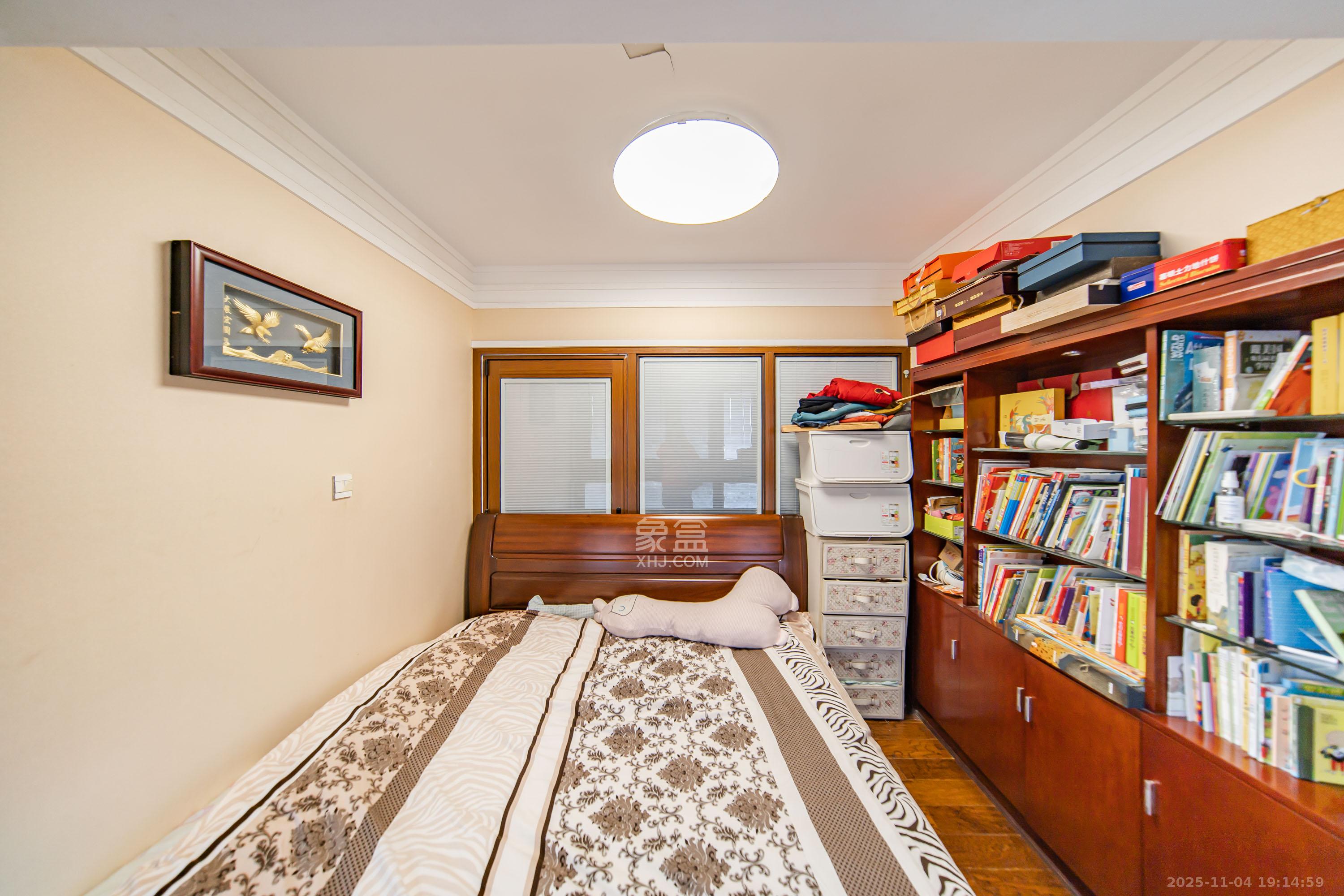 华盛新外滩  4室2厅1卫    230.0万卧室