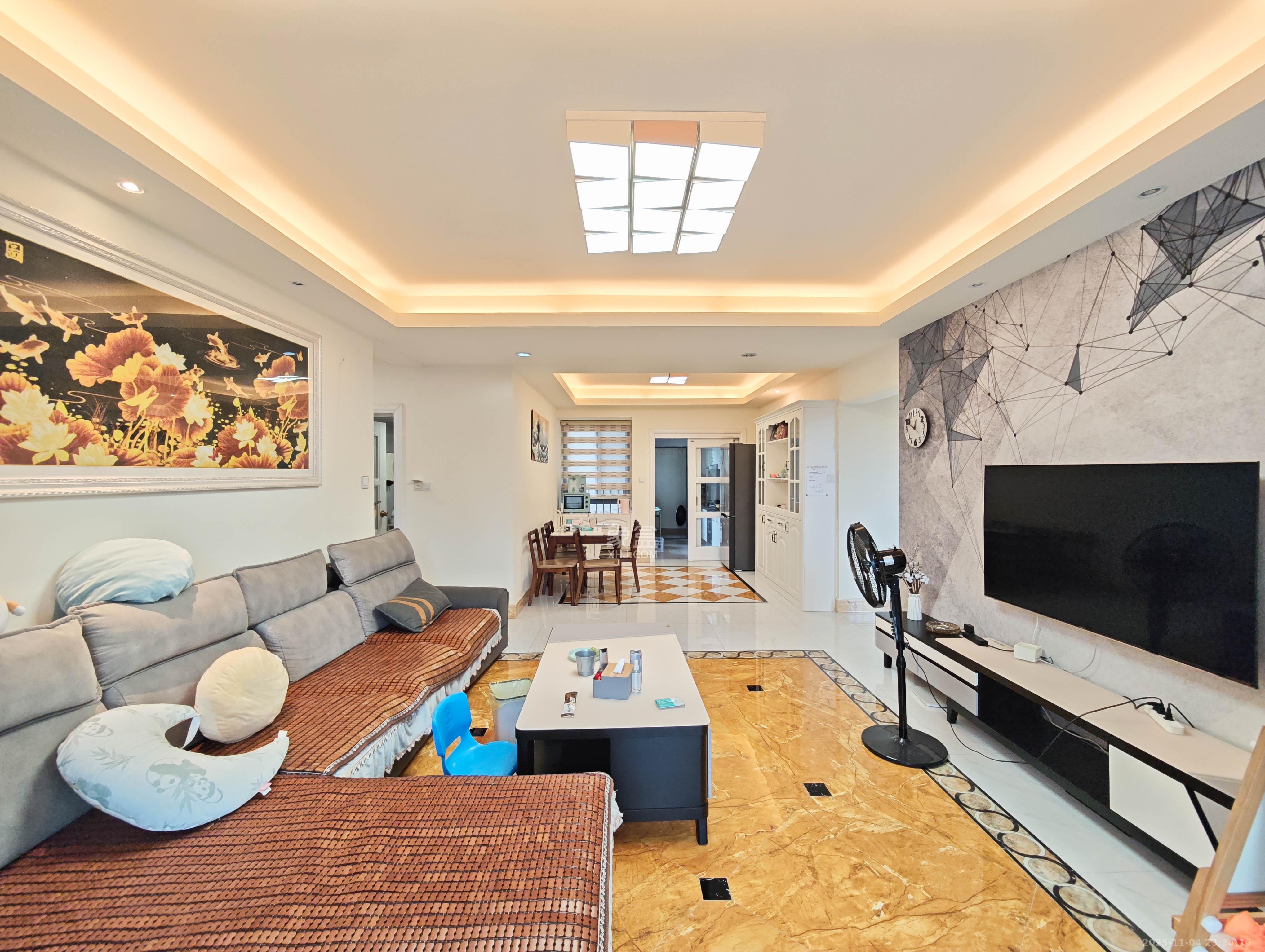 碧桂园南城首府(东宸林海) 4室2厅2卫 120.0万 碧桂园南城首府(东宸林海) 4室2厅2卫 120.0万客厅