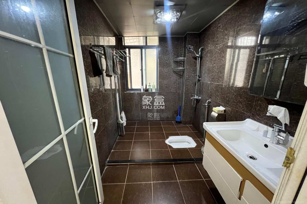 银港水晶城 3室2厅2卫 2600.0元/月 银港水晶城 3室2厅2卫 2600.0元/月室内图