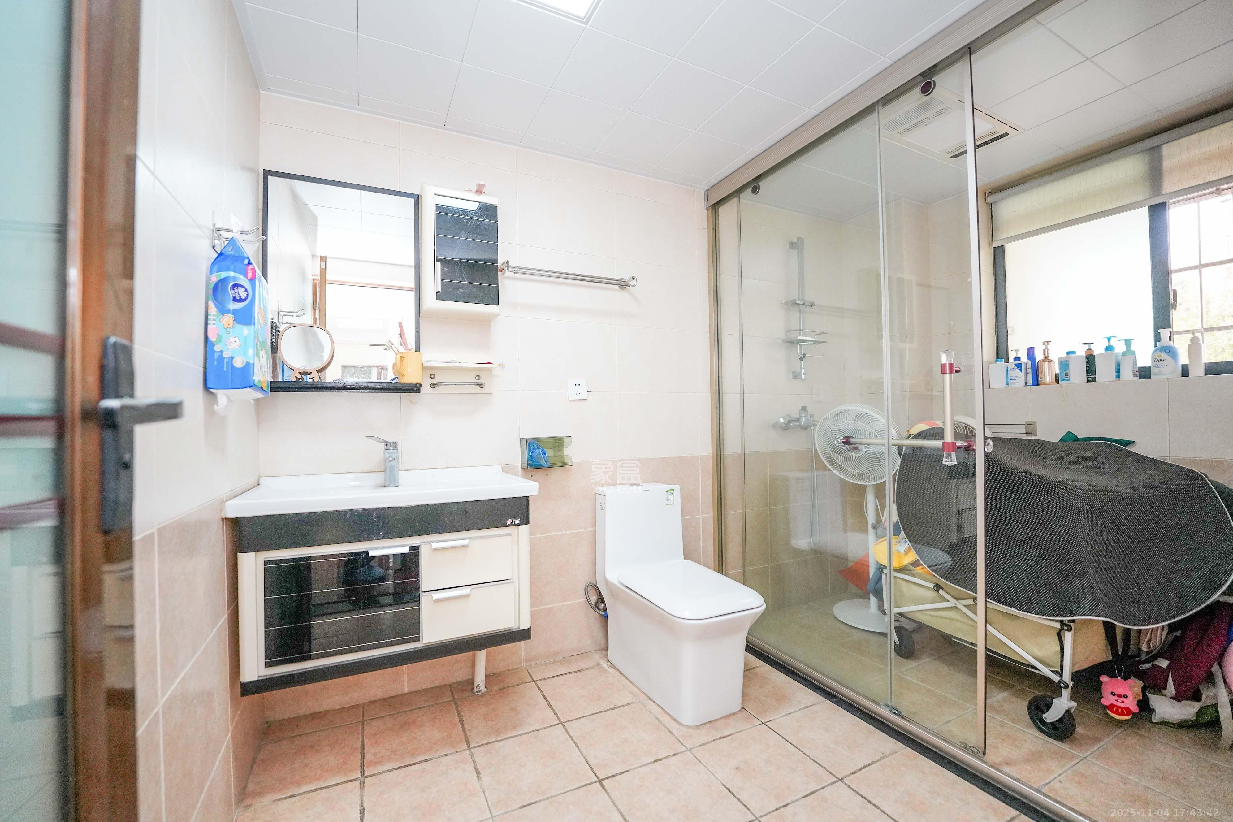 嘉华城(一期) 4室2厅2卫 126.0万 嘉华城(一期) 4室2厅2卫 126.0万卫生间