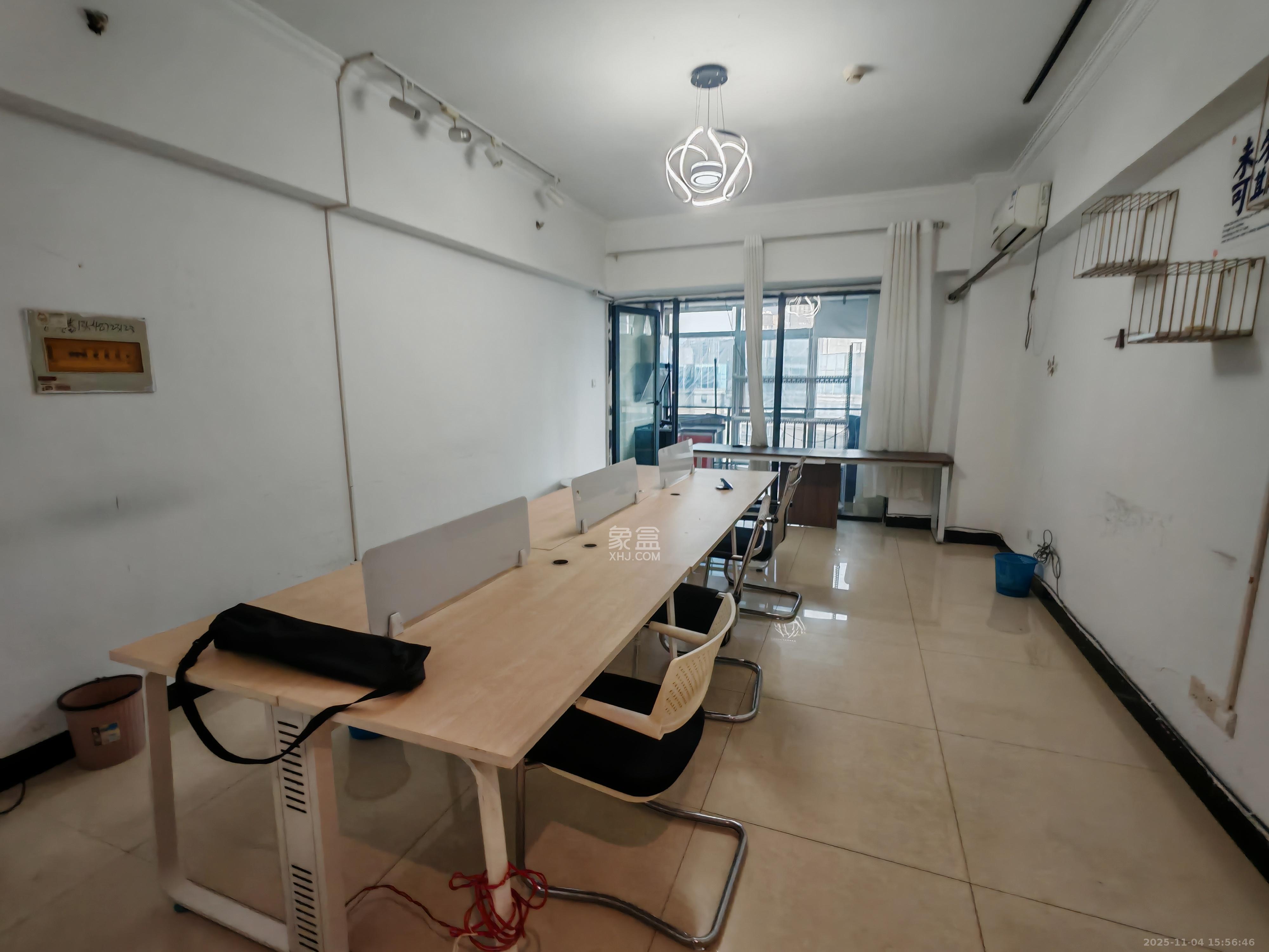 奥克斯广场  1室1厅1卫    1600.0元/月室内图