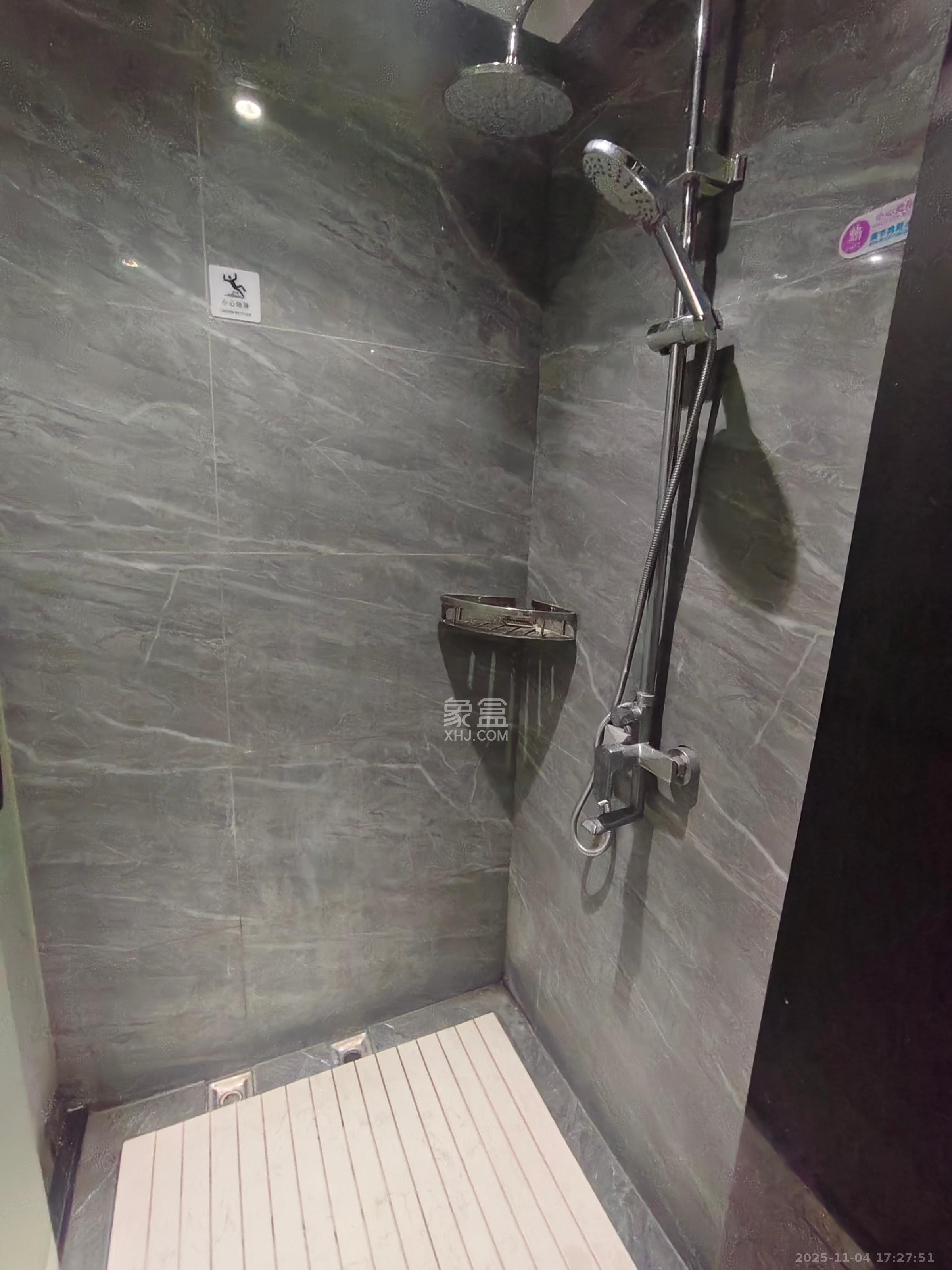 保利香槟国际  1室1厅1卫    1200.0元/月室内图