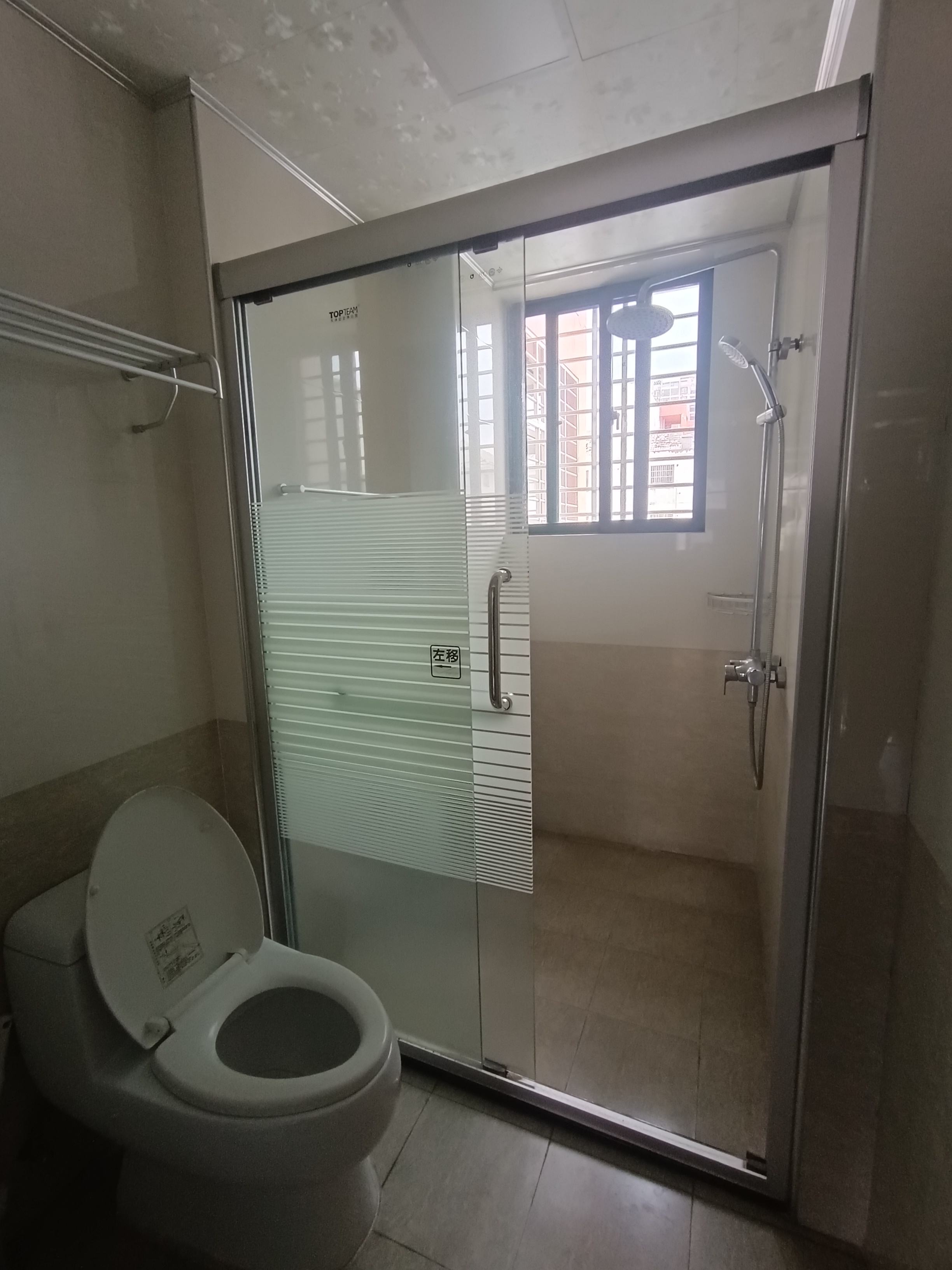 中景花园  3室2厅2卫    150.0万客厅