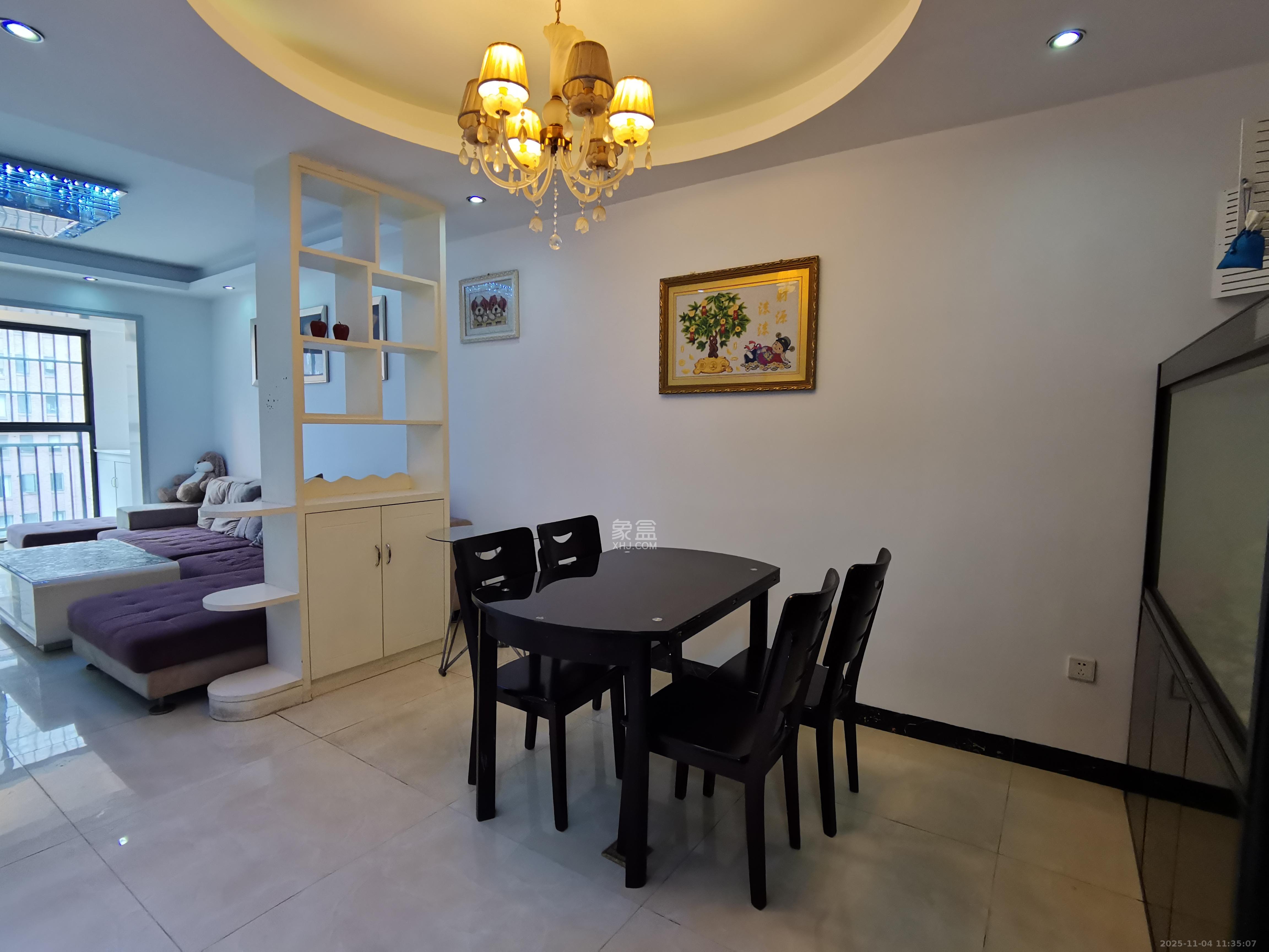 三一街区  3室2厅2卫    2000.0元/月室内图