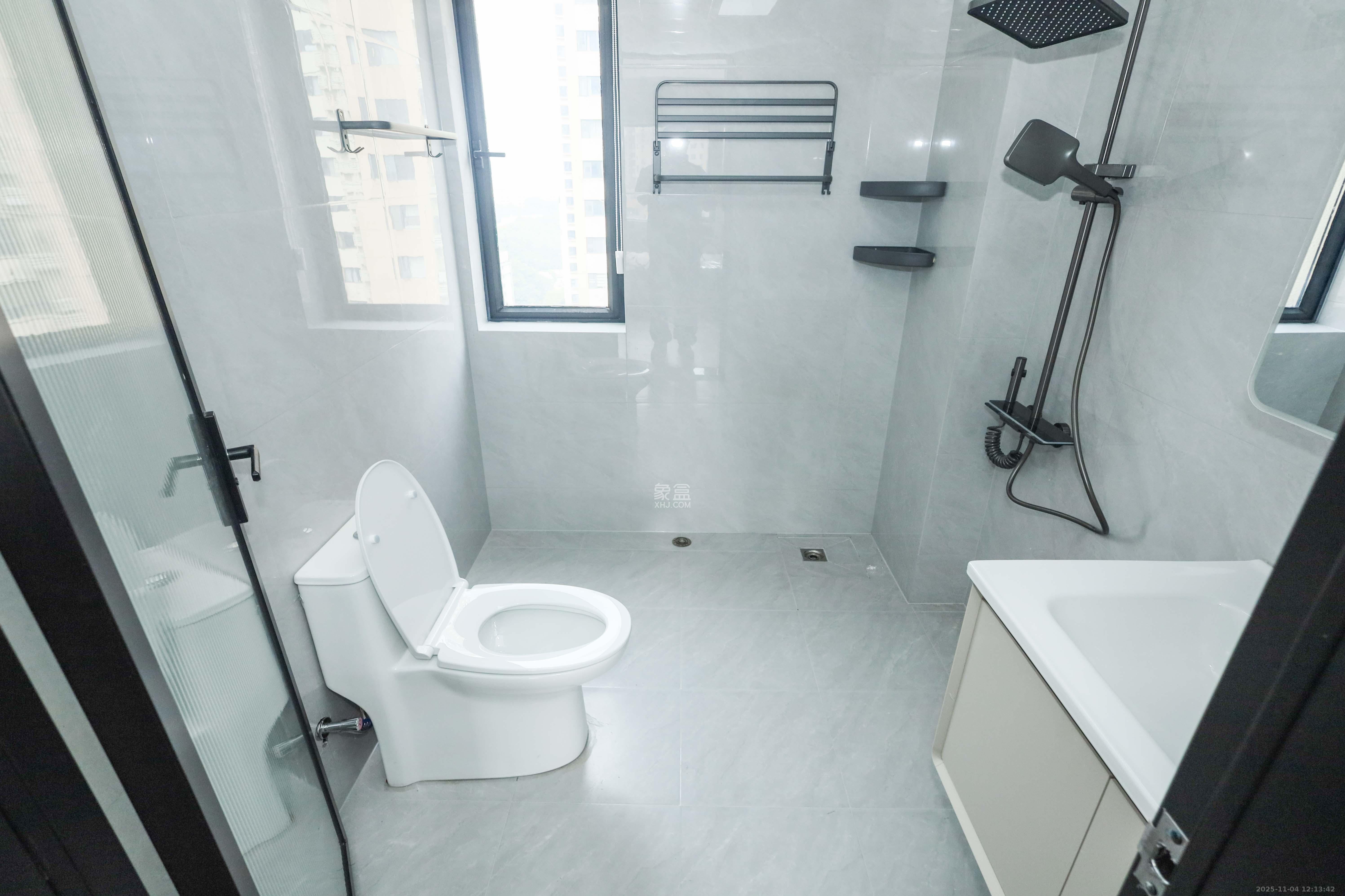 好莱城（弘德西街）  4室2厅2卫    132.8万卫生间