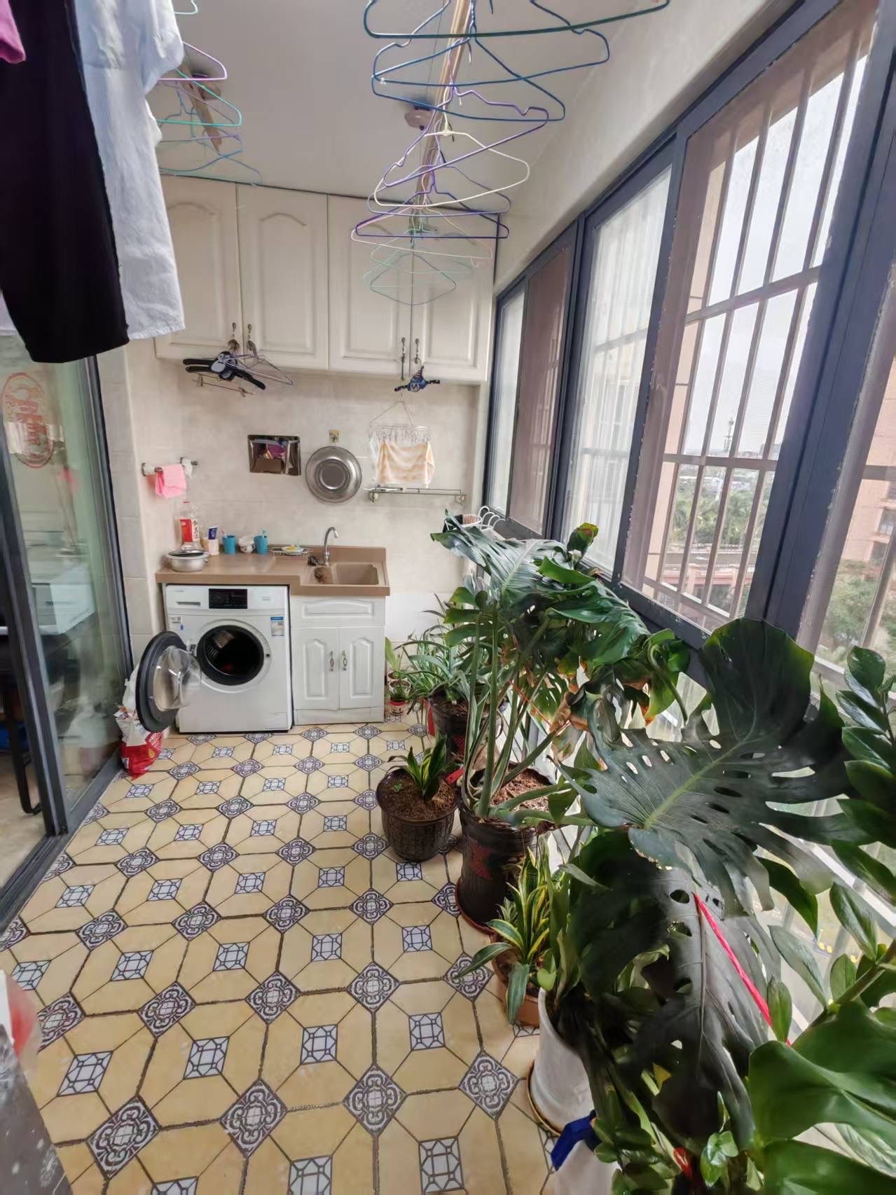 滨江花城  3室2厅1卫    118.0万客厅