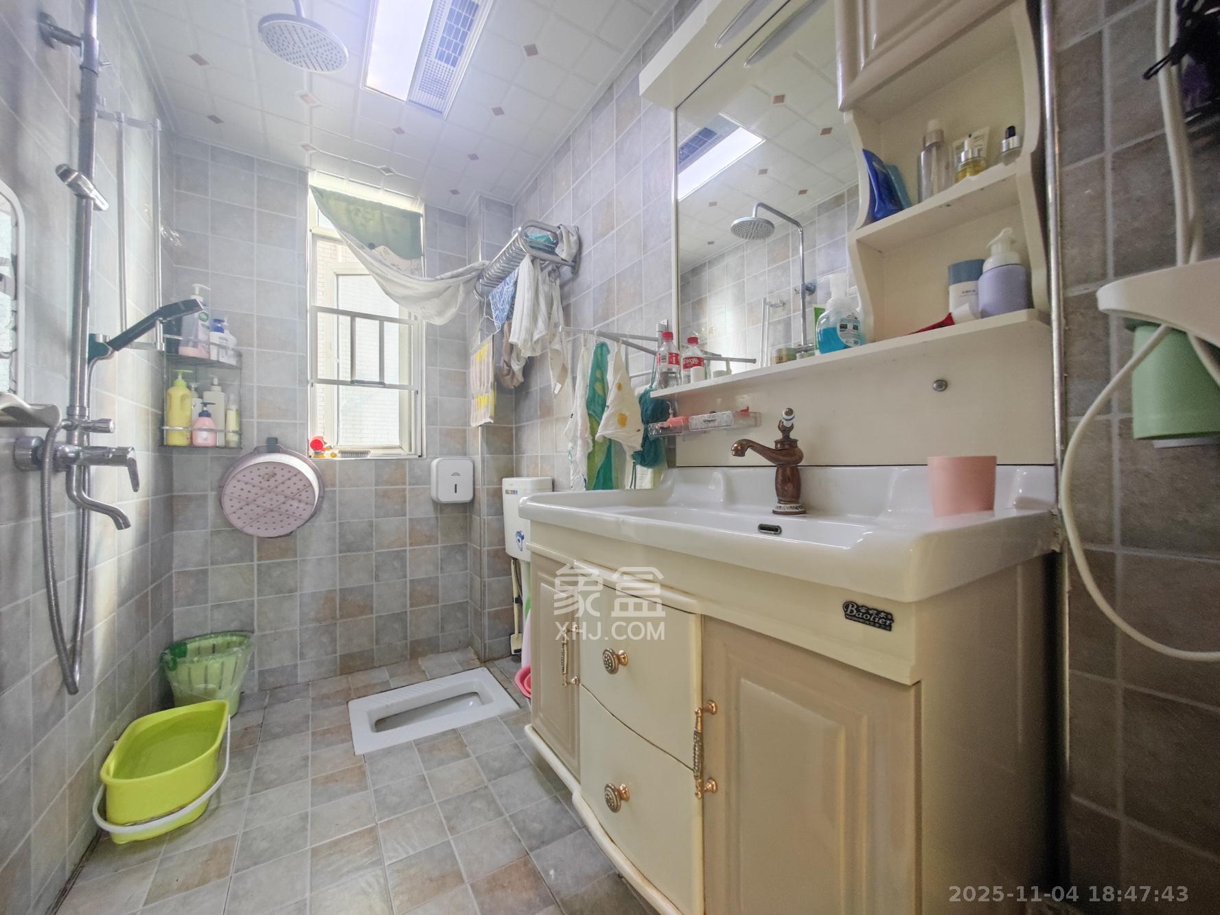 华银天际  3室2厅2卫    70.0万卫生间