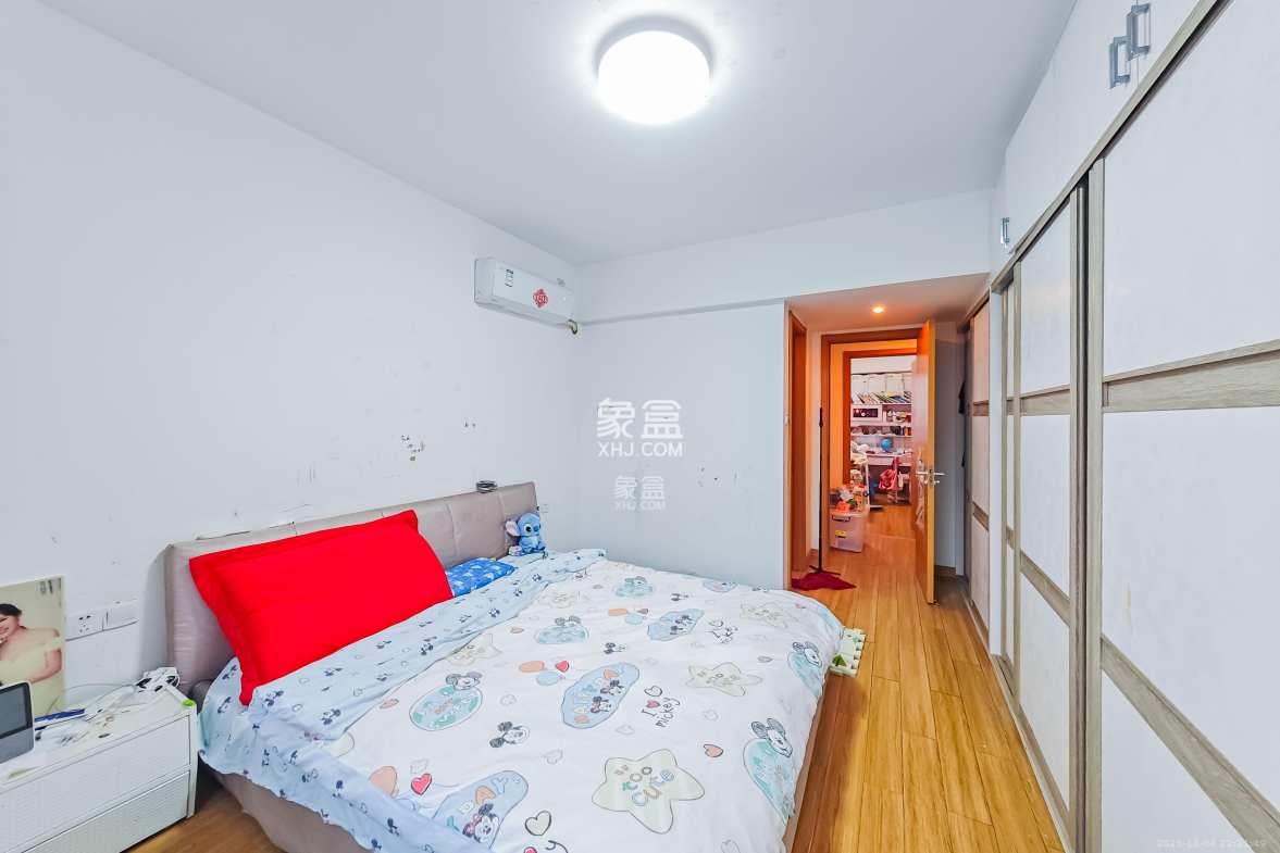 旭辉国际广场(永升商业广场) 4室2厅2卫 165.0万 旭辉国际广场(永升商业广场) 4室2厅2卫 165.0万卧室