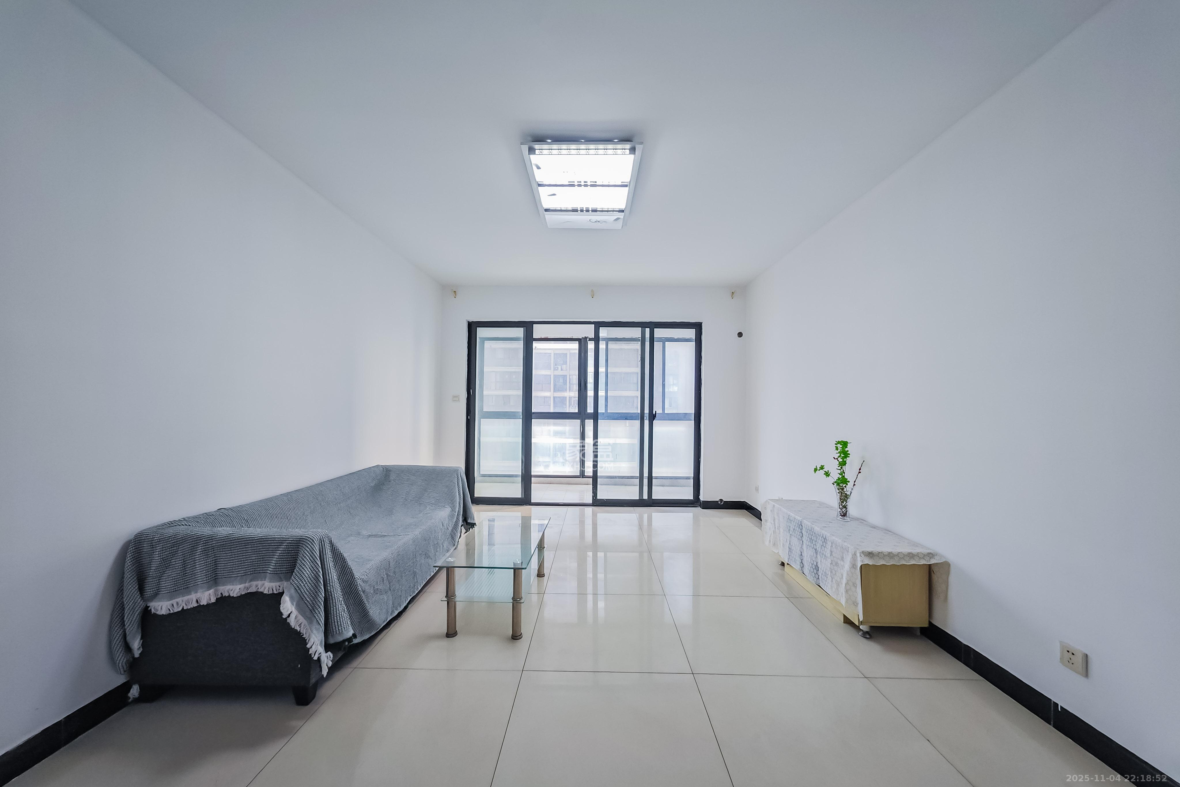 融科东南海  3室2厅1卫    88.0万客厅