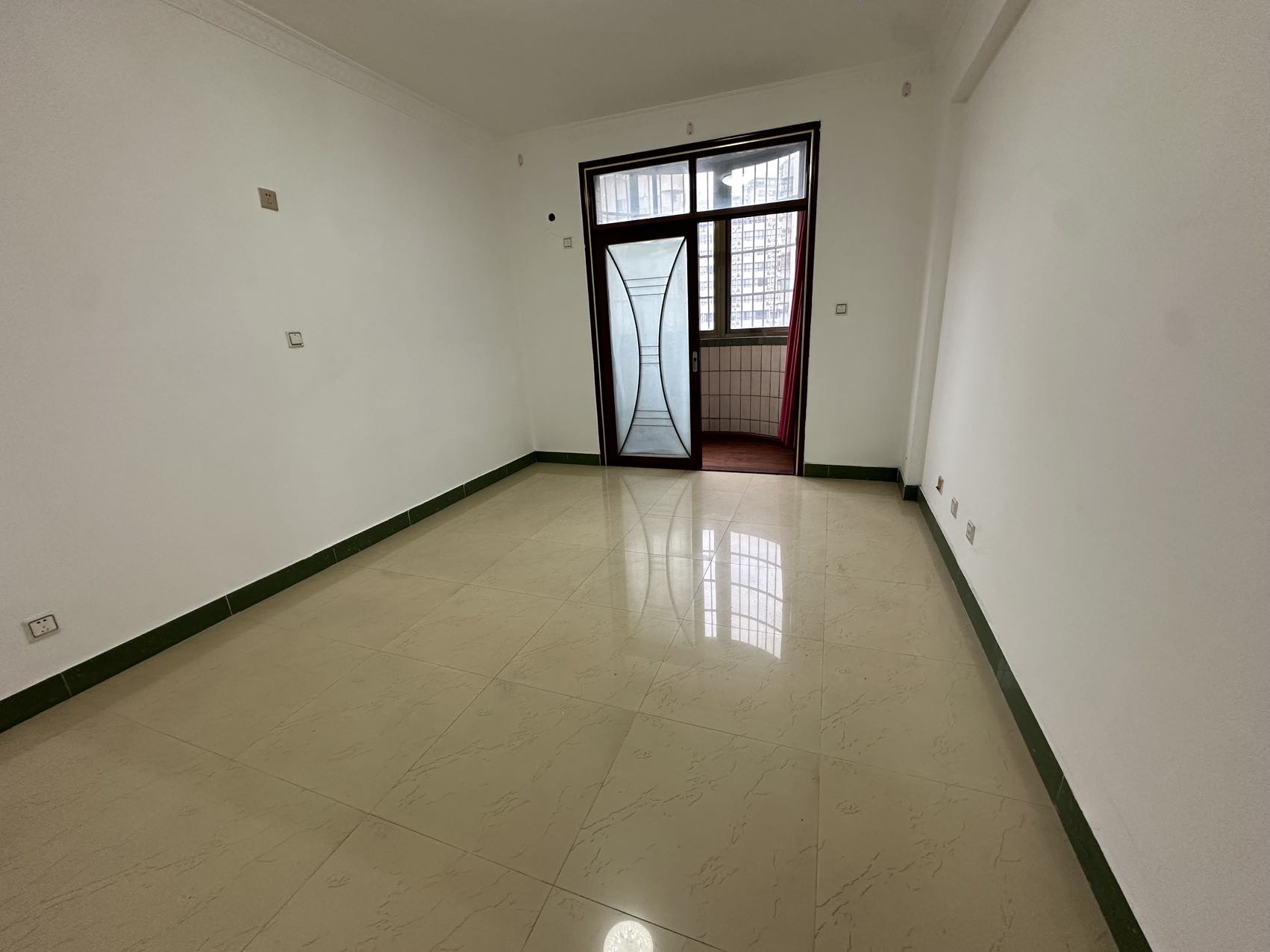 鑫华龙花园  1室0厅0卫    215.0万客厅