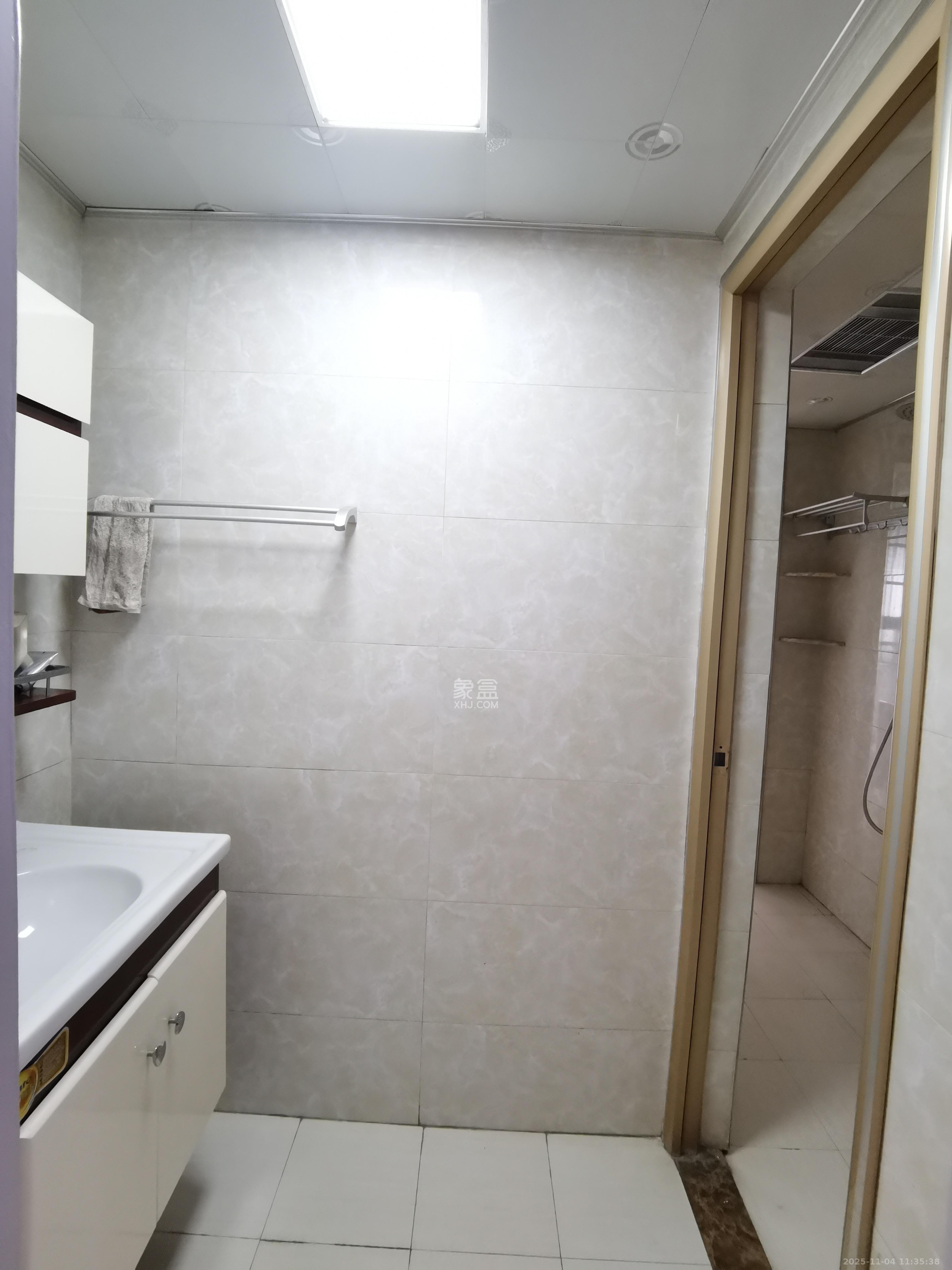 三一街区  3室2厅2卫    2000.0元/月室内图