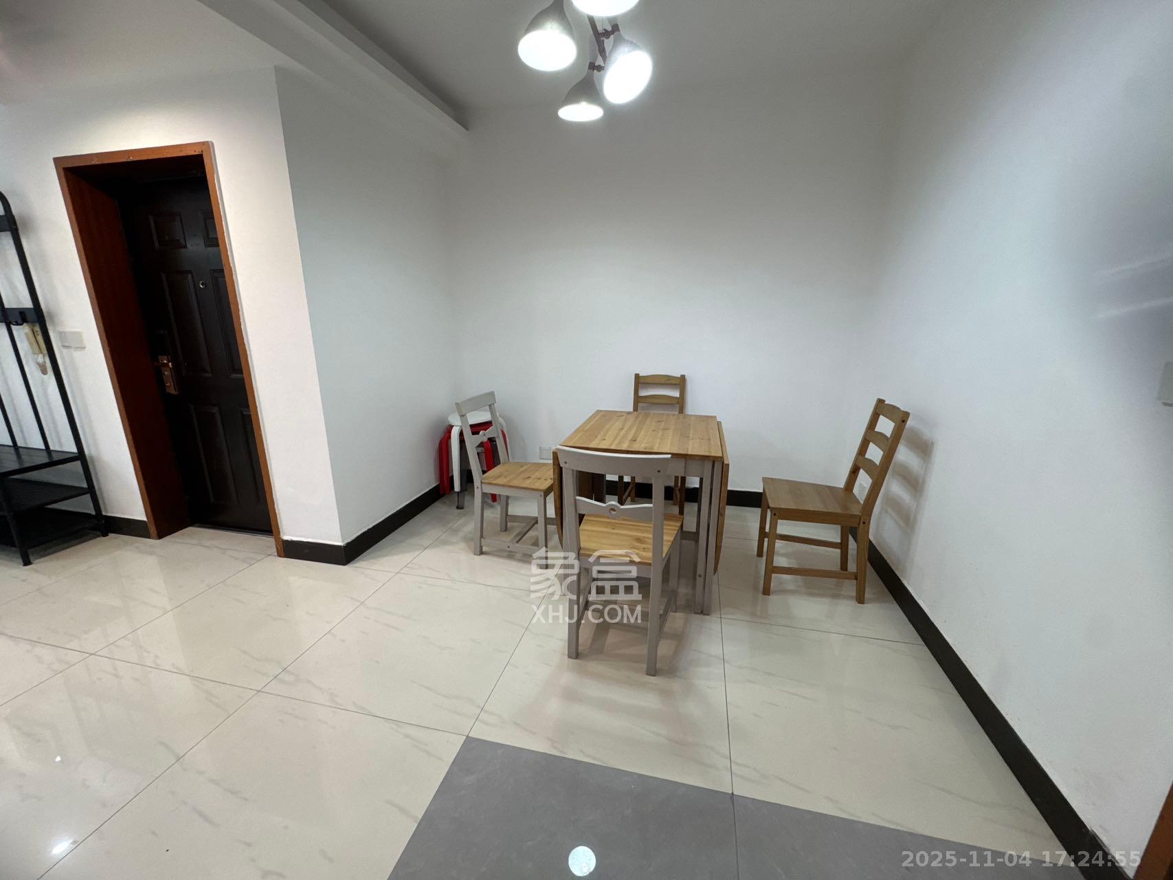 华丽家族  2室2厅1卫    1700.0元/月室内图